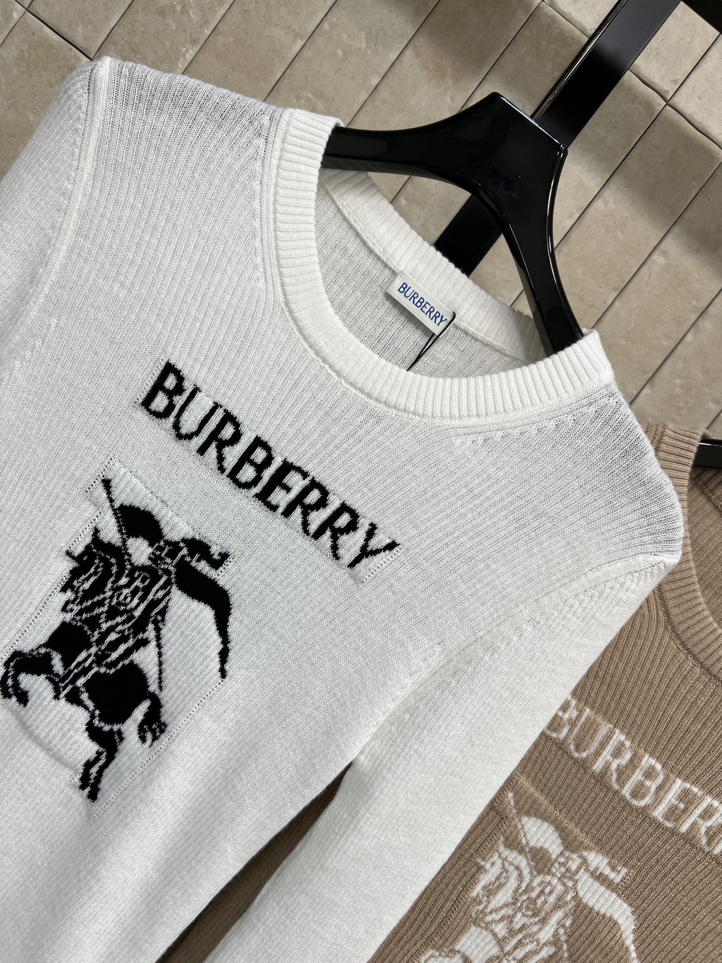 BUR家 26早春新款 骑士刺绣针织衫 采用柔软棉混纺材质 贴身穿着超舒适！胸前骑士刺绣+品牌字母 英伦