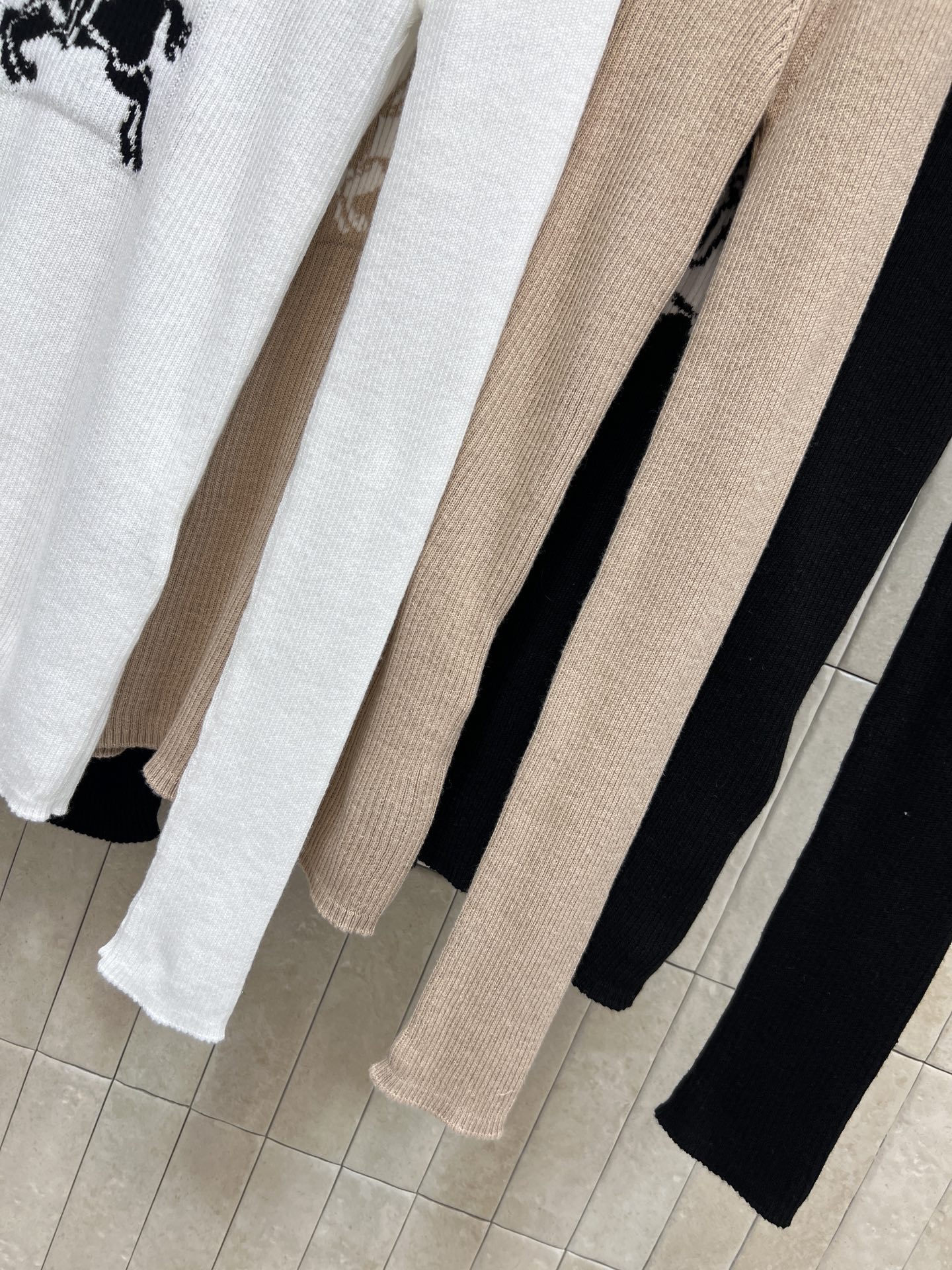 BUR家 26早春新款 骑士刺绣针织衫 采用柔软棉混纺材质 贴身穿着超舒适！胸前骑士刺绣+品牌字母 英伦