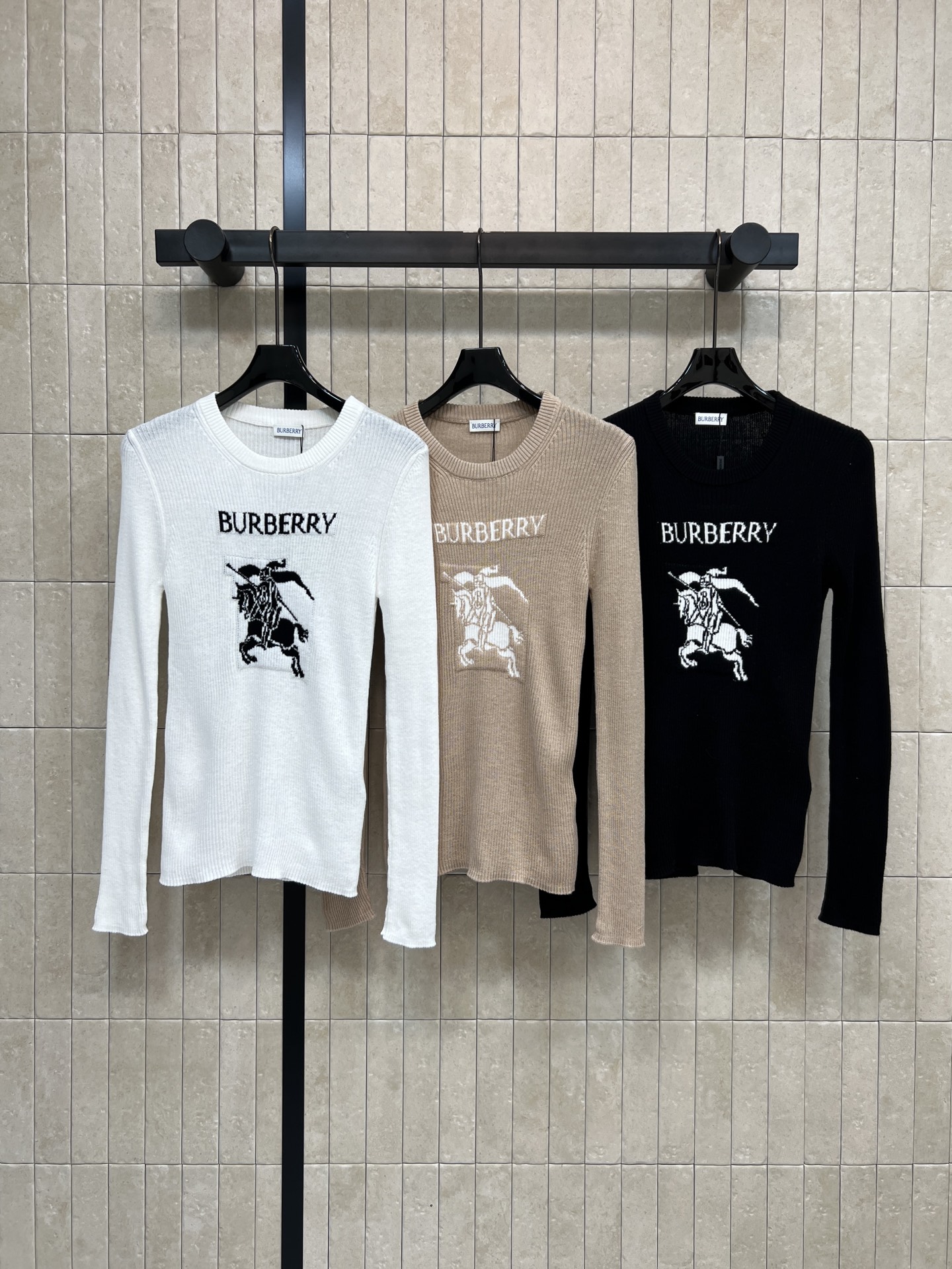 NO:697136,BUR's new 26 early spring knight embroidered sweater is made of soft cotton blend material and is super comfortable to wear next to the body!  Knight embroidery + brand letters on the chest, full of British style, slim fit, simple and high-end, can be easily worn in daily or light formal occasions. It looks great with jeans and skirts. Easily switch between multiple styles~three colors and three sizes. Size/S-M-L,,burberry,skirts,jeans,19860909BUR家 26早春新款 骑士刺绣针织衫 采用柔软棉混纺材质 贴身穿着超舒适！胸前骑士刺绣+品牌字母 英伦风满满 修身剪裁 简约又高级 日常或轻正式场合都能轻松驾驭 随手搭牛仔裤、半裙都很出彩 轻松切换多种风格~三色三码 Size/S-M-L,,burberry,skirts,jeans,,Women's clothing