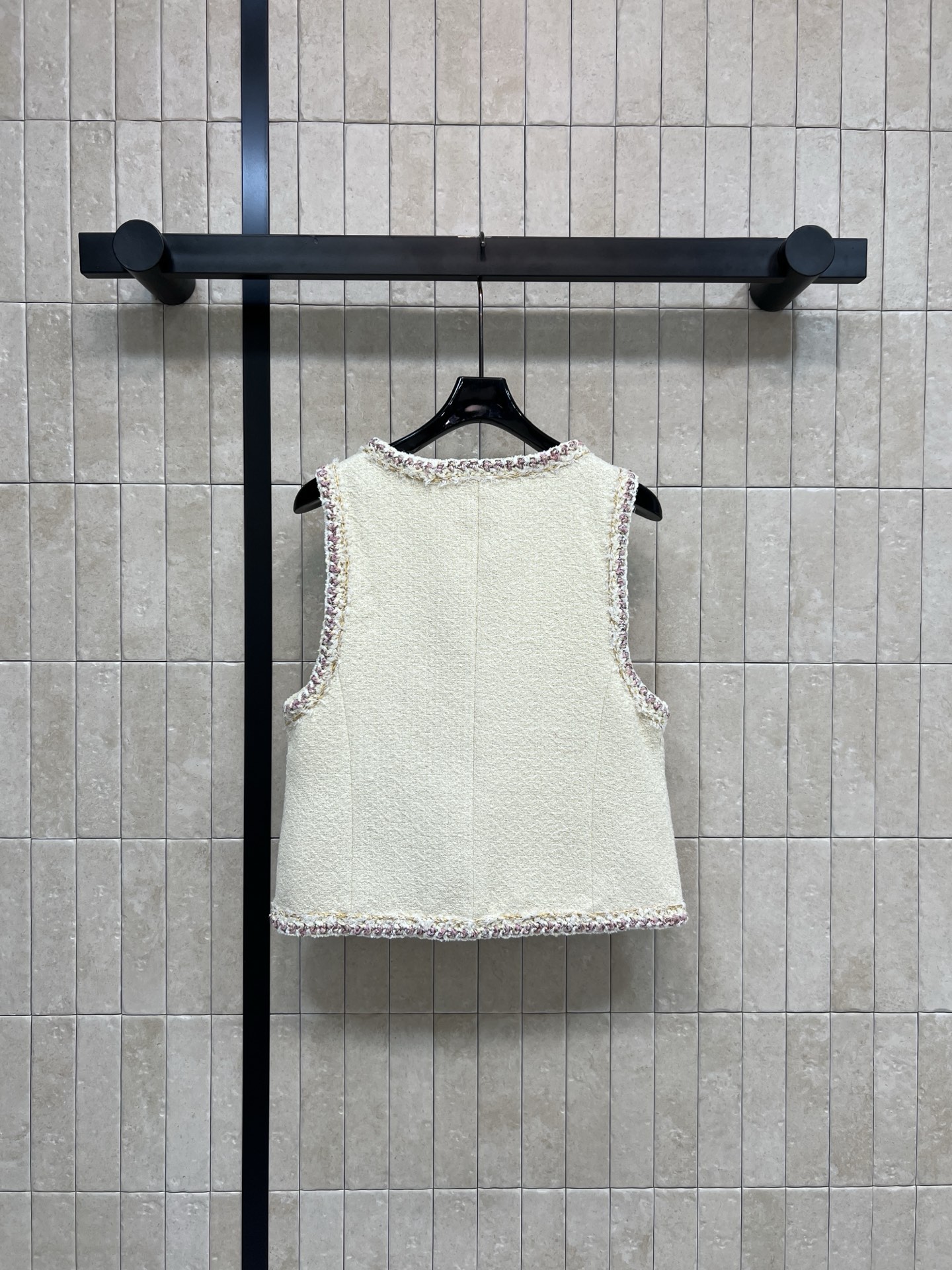 小香家 26早春新款 白色粗花呢马甲 经典粗花呢材质 柔软有质感 滚边+金属纽扣超精致 无袖设计 春秋单