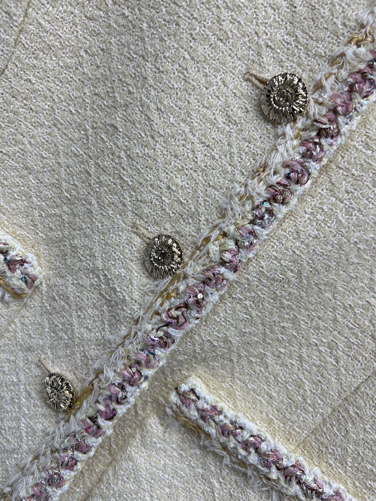 小香家 26早春新款 白色粗花呢马甲 经典粗花呢材质 柔软有质感 滚边+金属纽扣超精致 无袖设计 春秋单