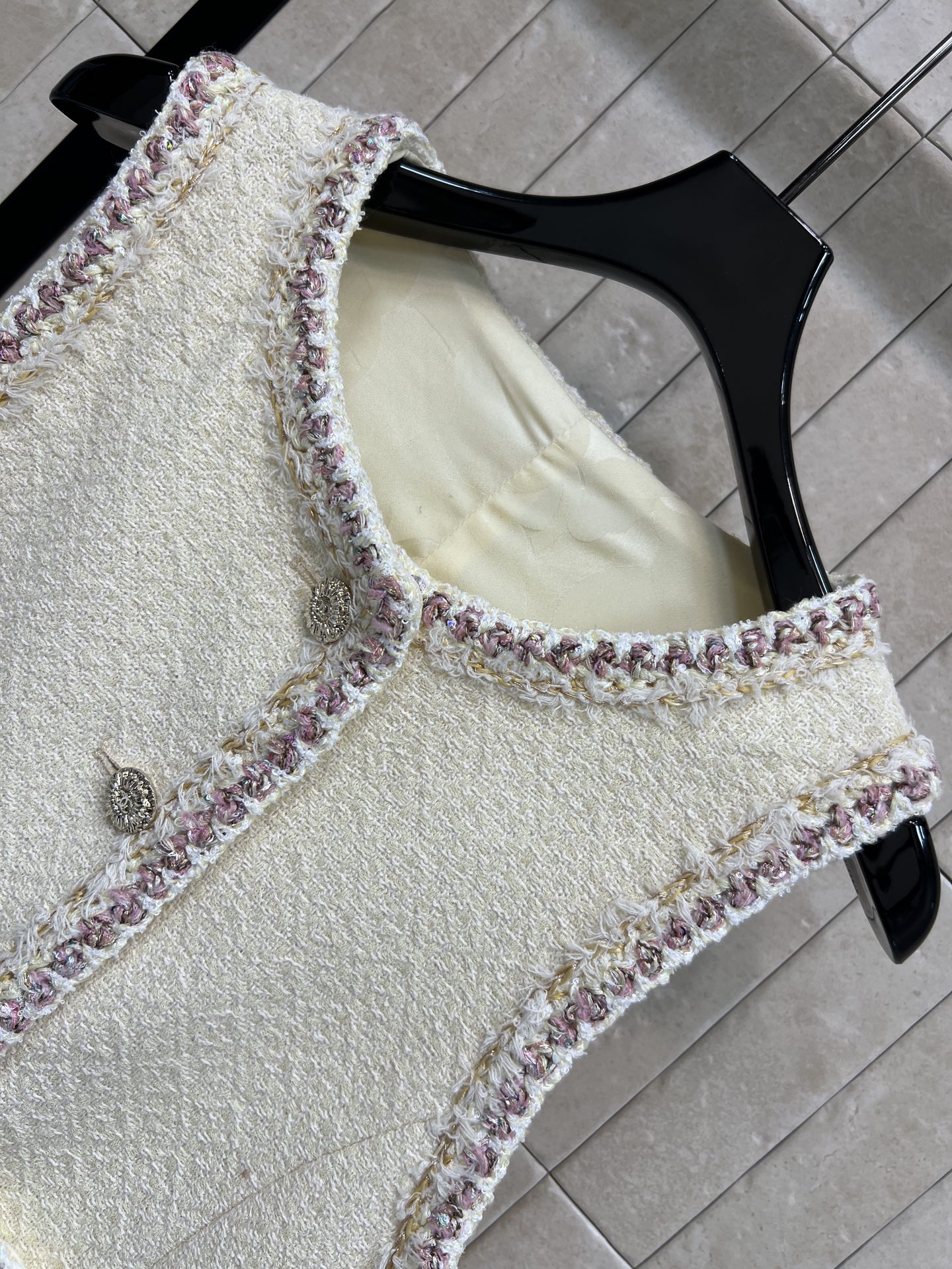 小香家 26早春新款 白色粗花呢马甲 经典粗花呢材质 柔软有质感 滚边+金属纽扣超精致 无袖设计 春秋单