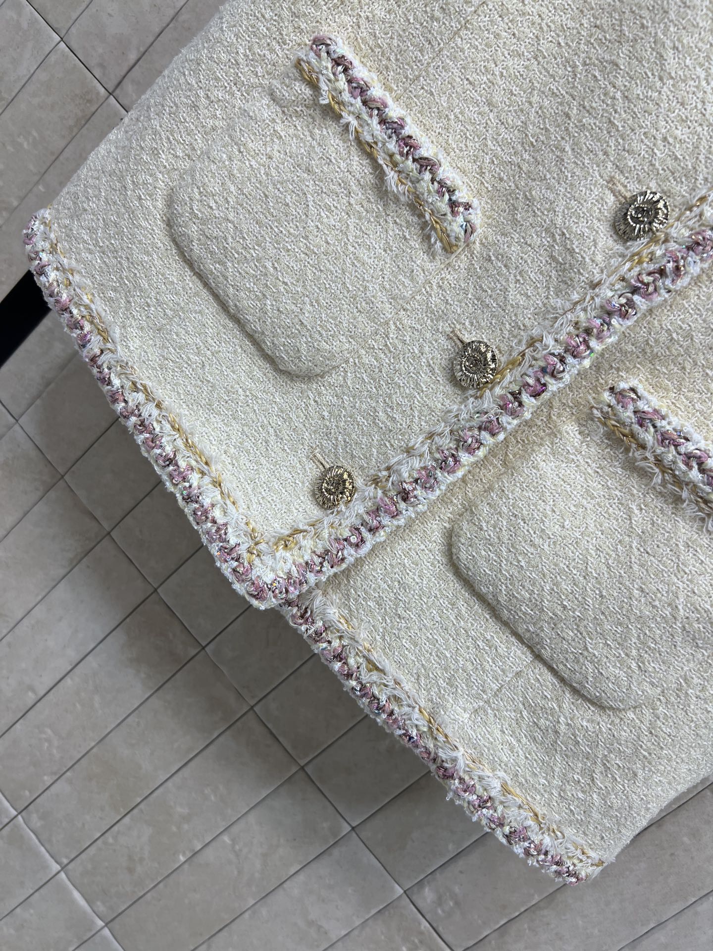 小香家 26早春新款 白色粗花呢马甲 经典粗花呢材质 柔软有质感 滚边+金属纽扣超精致 无袖设计 春秋单