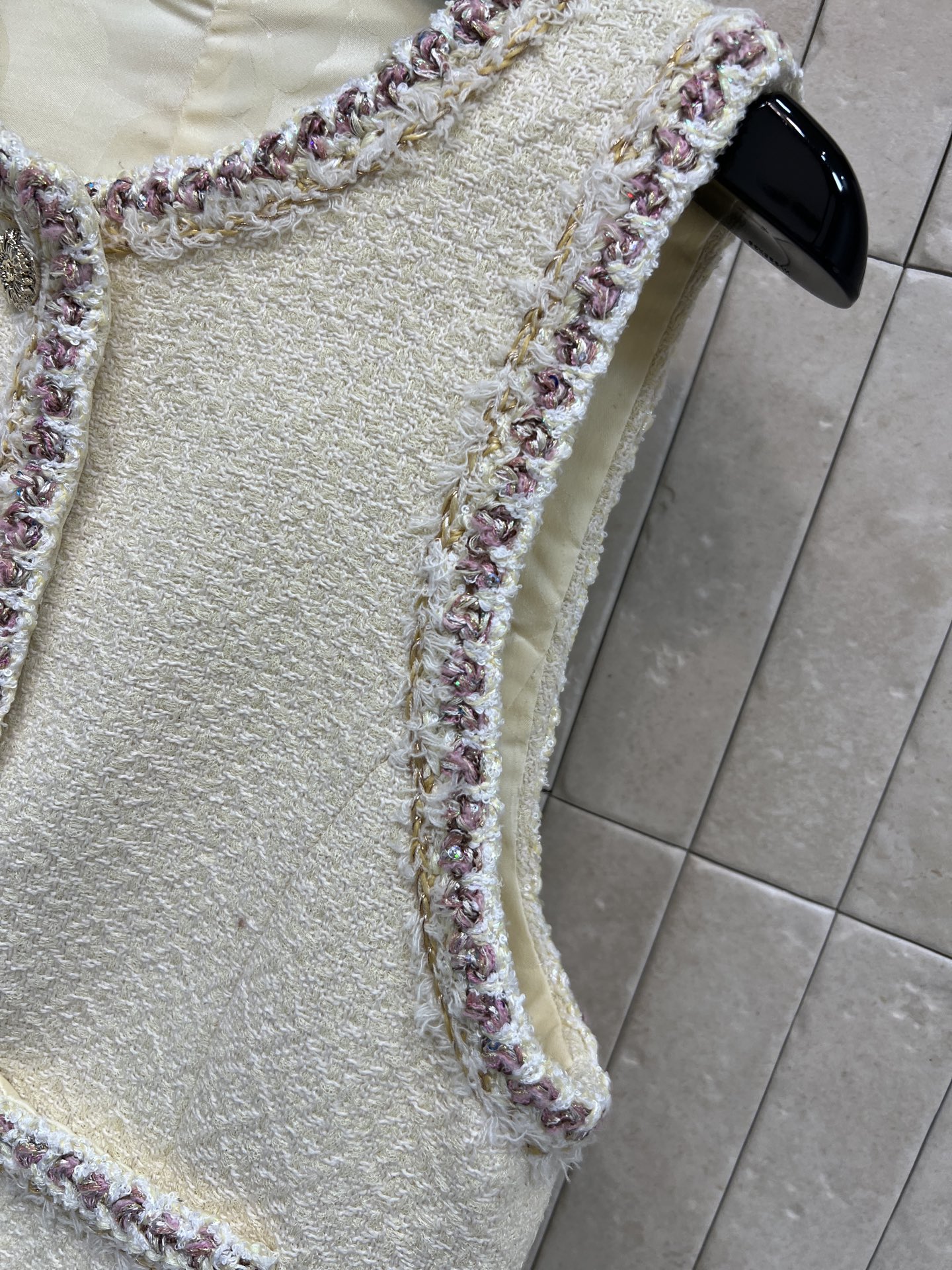 小香家 26早春新款 白色粗花呢马甲 经典粗花呢材质 柔软有质感 滚边+金属纽扣超精致 无袖设计 春秋单