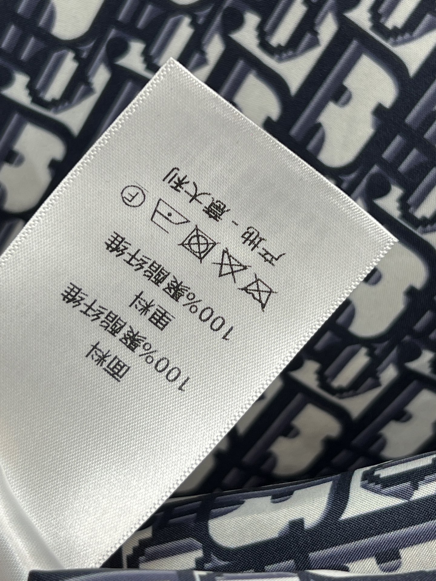 D家 26早春新款 黑色连帽卫衣外套 后面条纹logo刺绣 低调又有辨识度 内衬满印D字母老花印花 细节