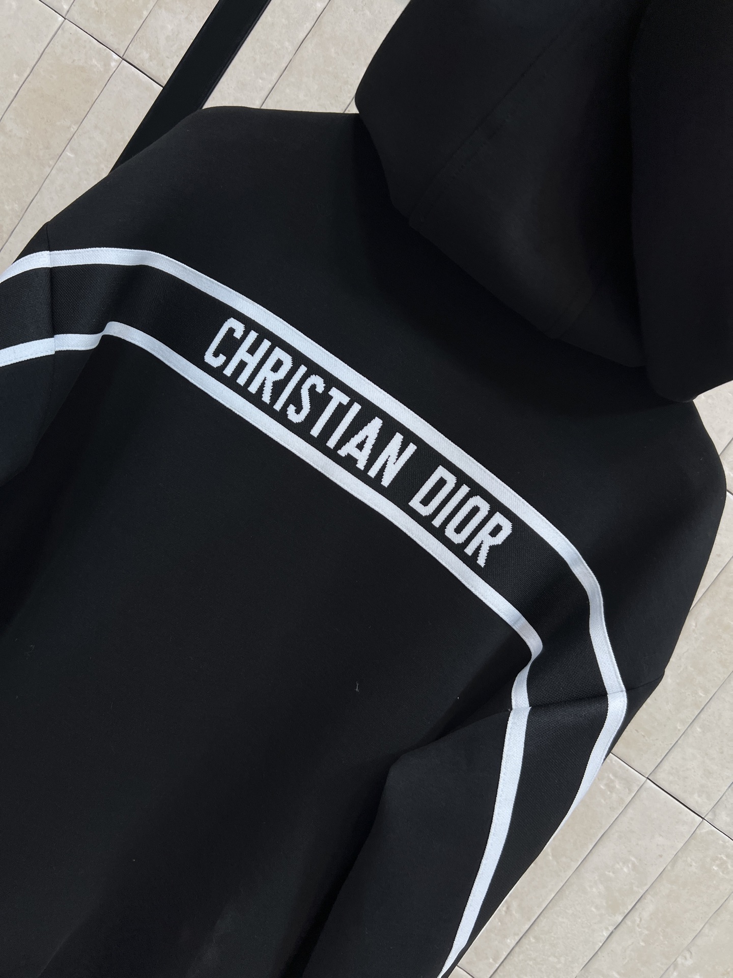 D家 26早春新款 黑色连帽卫衣外套 后面条纹logo刺绣 低调又有辨识度 内衬满印D字母老花印花 细节