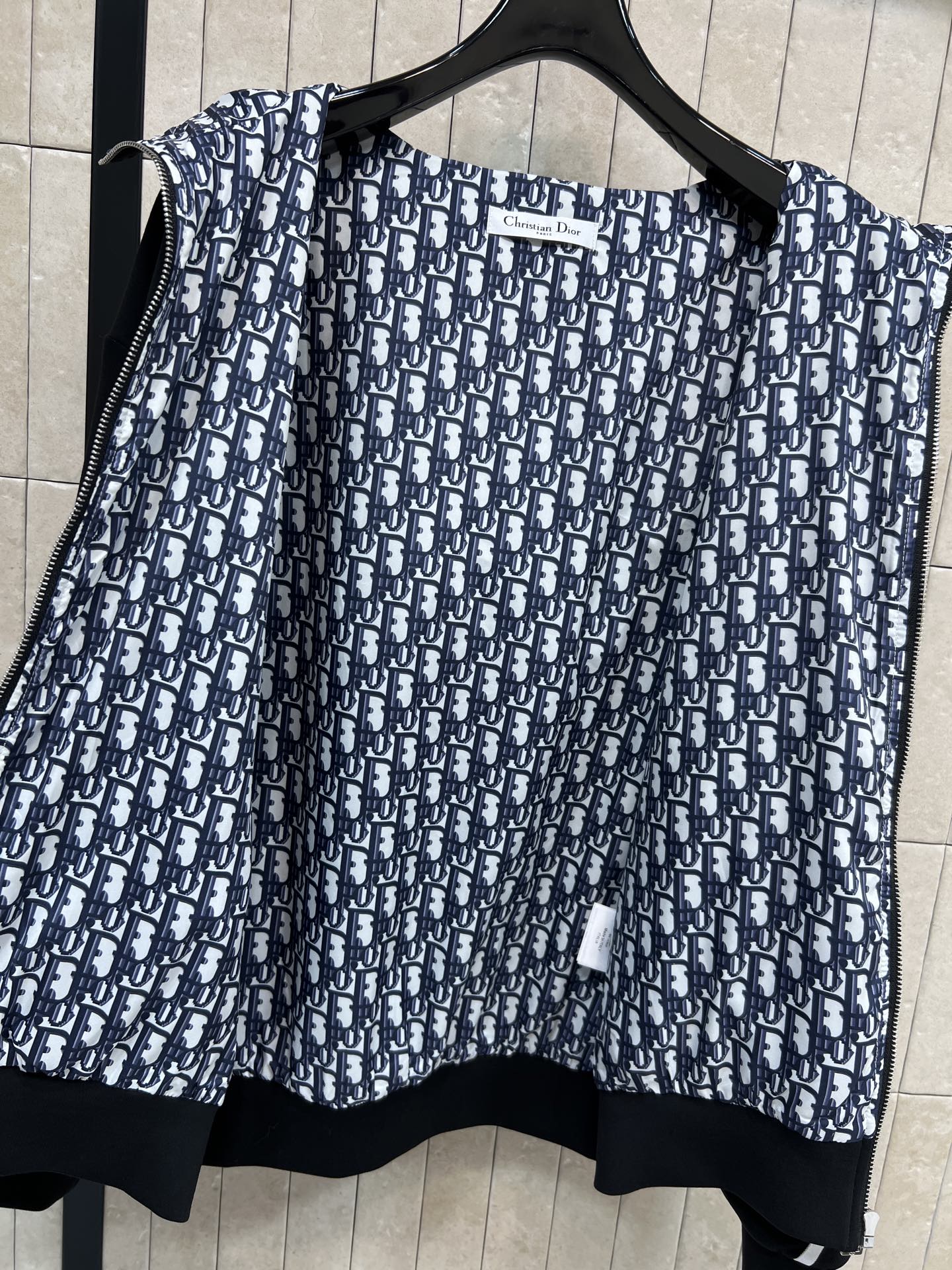 D家 26早春新款 黑色连帽卫衣外套 后面条纹logo刺绣 低调又有辨识度 内衬满印D字母老花印花 细节