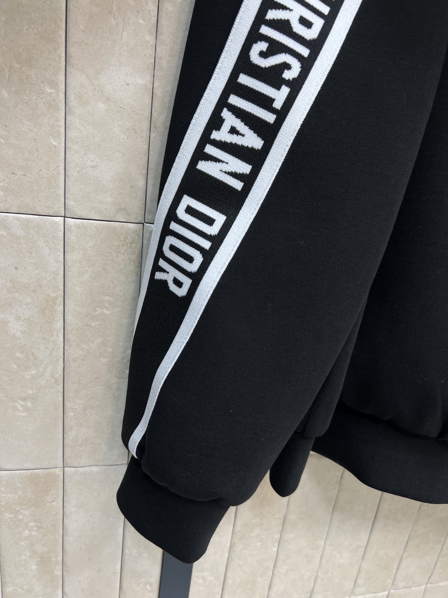 D家 26早春新款 黑色连帽卫衣外套 后面条纹logo刺绣 低调又有辨识度 内衬满印D字母老花印花 细节