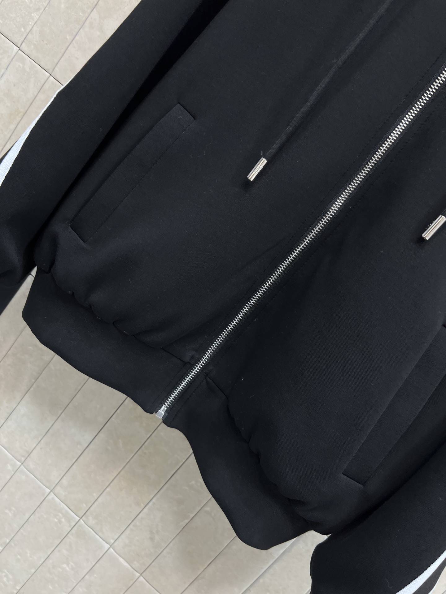 D家 26早春新款 黑色连帽卫衣外套 后面条纹logo刺绣 低调又有辨识度 内衬满印D字母老花印花 细节