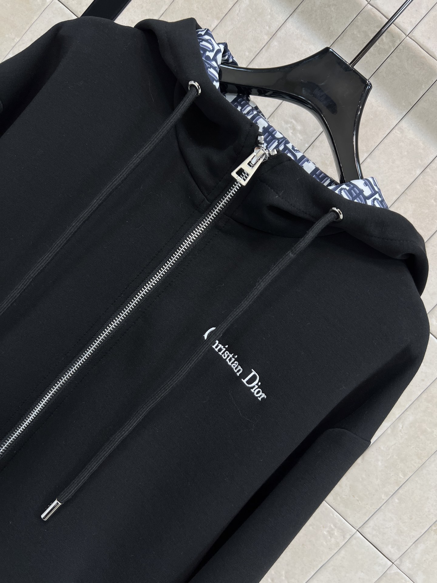 D家 26早春新款 黑色连帽卫衣外套 后面条纹logo刺绣 低调又有辨识度 内衬满印D字母老花印花 细节