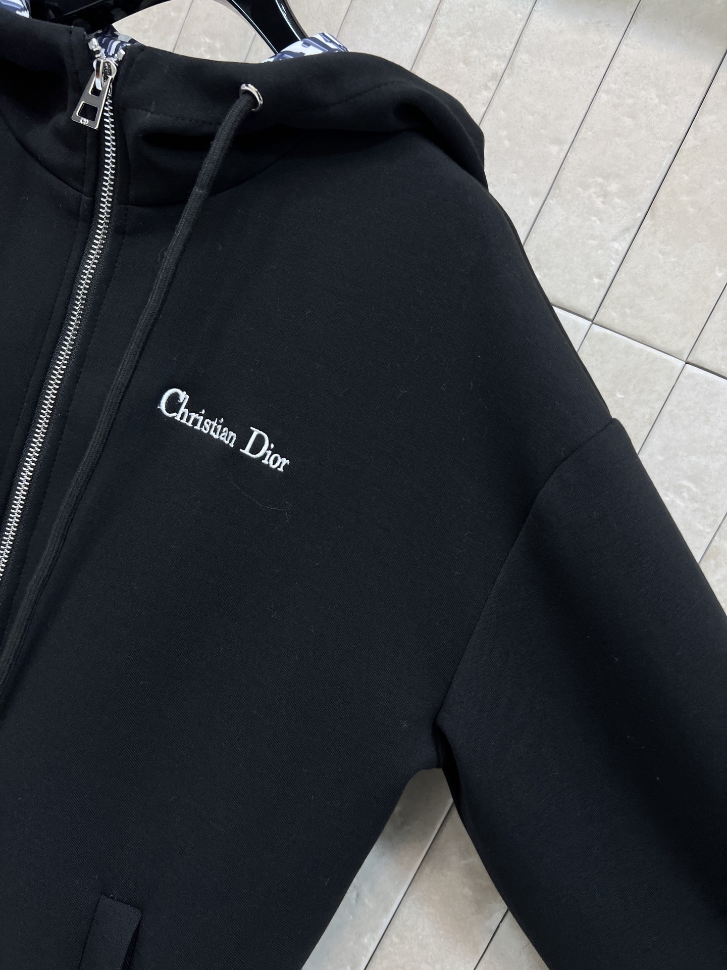 D家 26早春新款 黑色连帽卫衣外套 后面条纹logo刺绣 低调又有辨识度 内衬满印D字母老花印花 细节