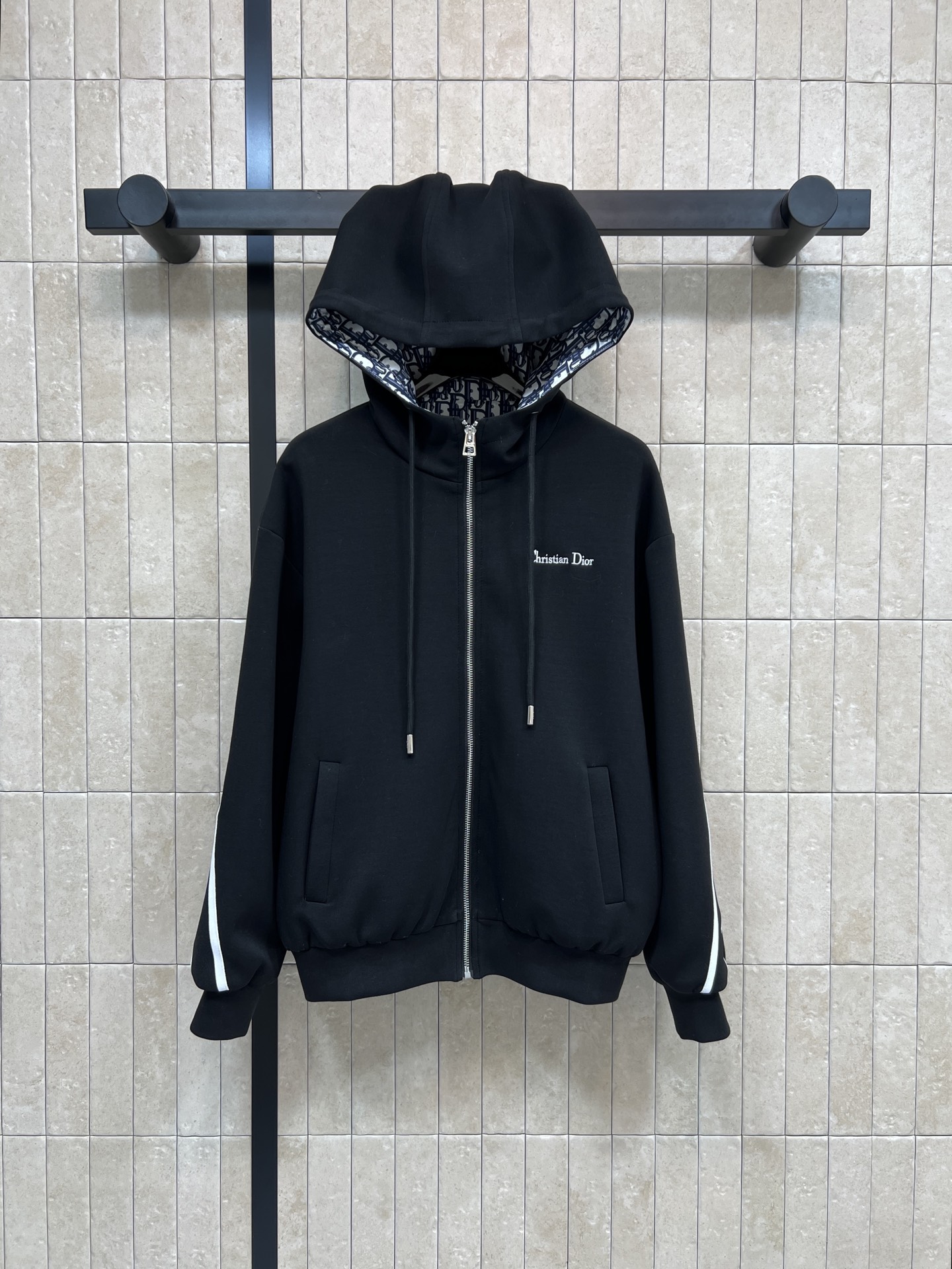 NO:697120,Home 26 Early Spring New Black hooded sweatshirt jacket with striped logo embroidery on the back, low-key and recognizable, fully lined with D letter presbyopia print, full of high-quality cotton details, soft and comfortable, super convenient zipper opening and closing, white stripes on the sleeves, loose fit, easy to control in daily casual or sports style, fashionable and practical, easy to create a high-end look!  Three sizes in one color Size/S-M-L,,hoodie,sweatshirts,jackets & coats,hats,19860909家 26早春新款 黑色连帽卫衣外套 后面条纹logo刺绣 低调又有辨识度 内衬满印D字母老花印花 细节满分高品质棉料 柔软舒适 拉链开合超方便 袖身白色条纹点缀 宽松版型 日常休闲或运动风都能轻松驾驭 时尚又实用 轻松打造高级感穿搭！一色三码 Size/S-M-L,,hoodie,sweatshirts,jackets & coats,hats,,Women's clothing