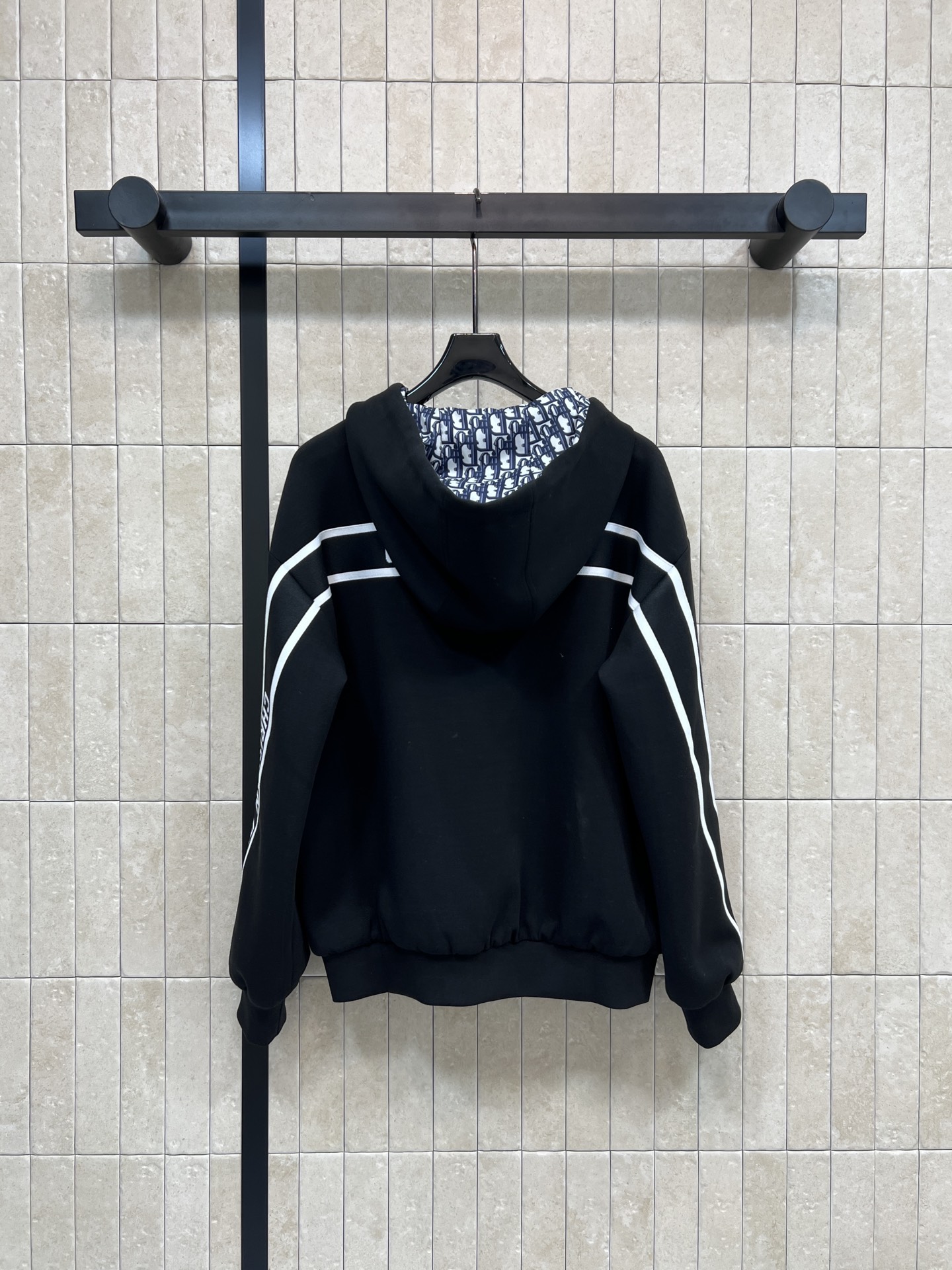 D家 26早春新款 黑色连帽卫衣外套 后面条纹logo刺绣 低调又有辨识度 内衬满印D字母老花印花 细节