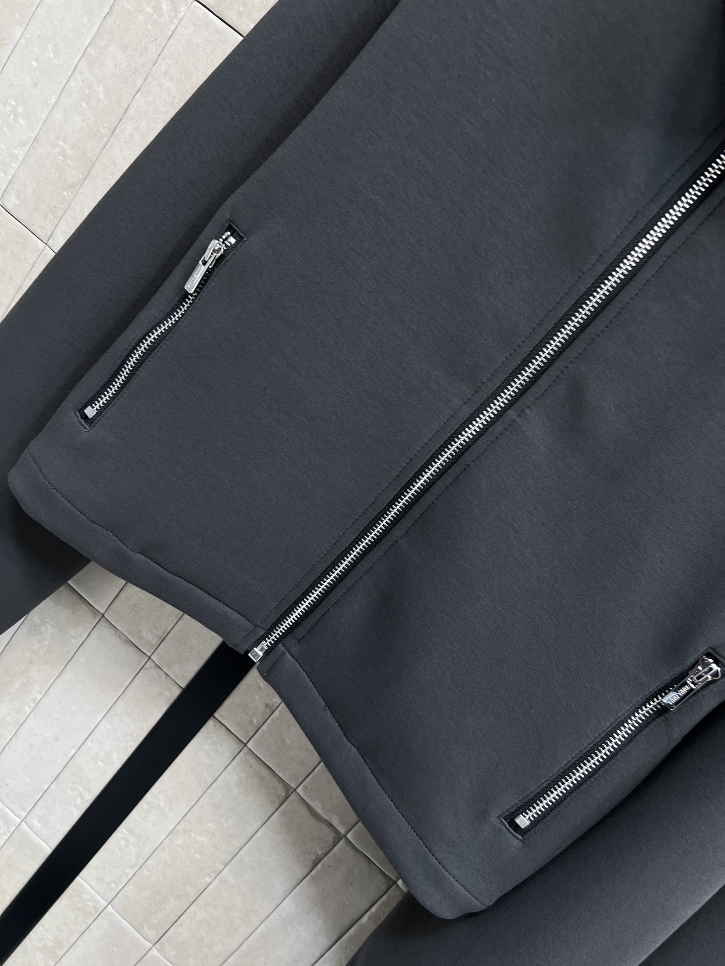 MIU家 26早春新款 灰色休闲套装 立领卫衣外套+高腰卫裤 宽松直筒设计 舒适透气棉混纺面料 日常穿搭