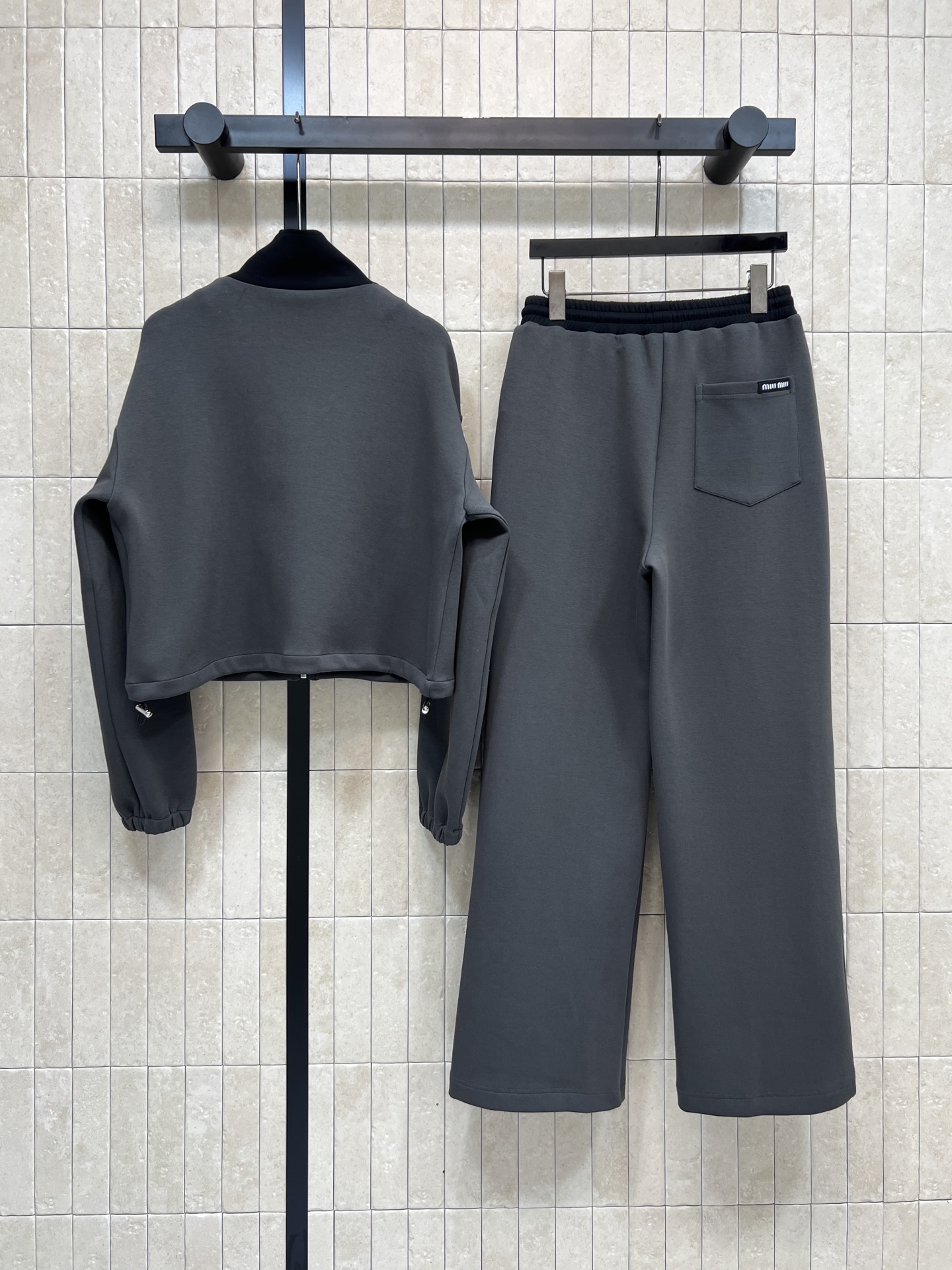 MIU家 26早春新款 灰色休闲套装 立领卫衣外套+高腰卫裤 宽松直筒设计 舒适透气棉混纺面料 日常穿搭