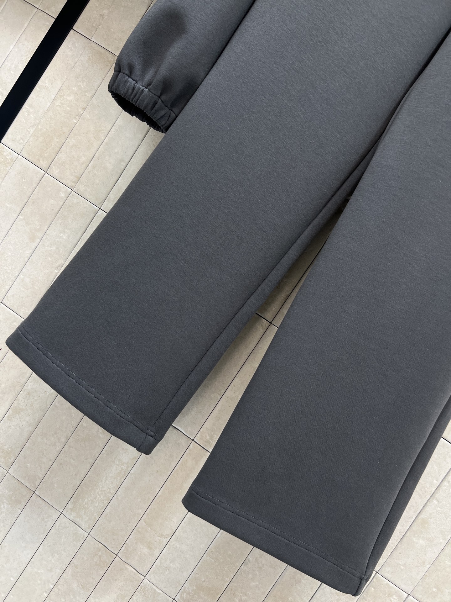 MIU家 26早春新款 灰色休闲套装 立领卫衣外套+高腰卫裤 宽松直筒设计 舒适透气棉混纺面料 日常穿搭