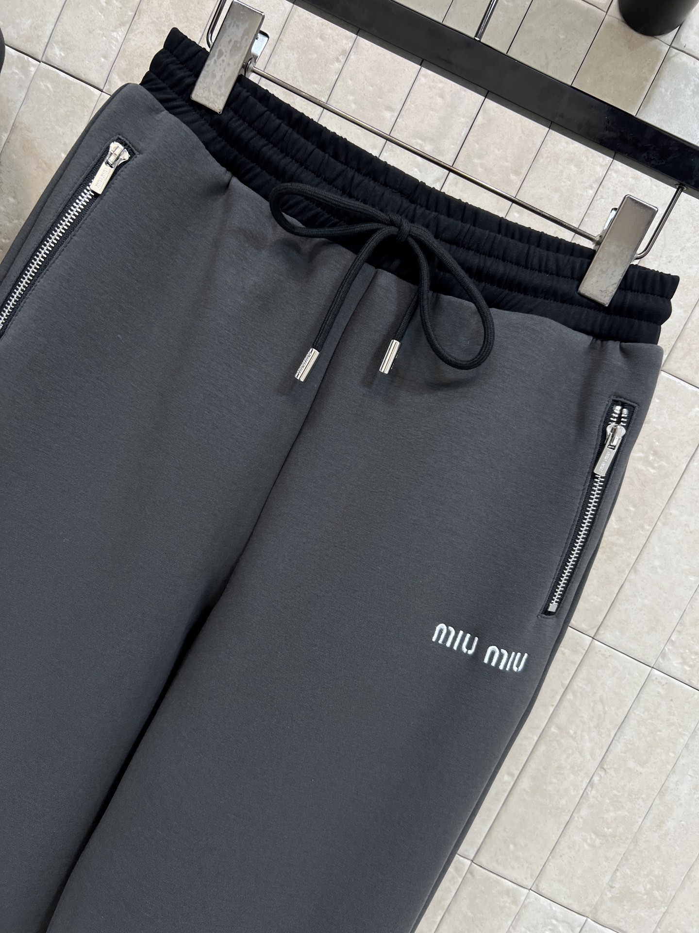 MIU家 26早春新款 灰色休闲套装 立领卫衣外套+高腰卫裤 宽松直筒设计 舒适透气棉混纺面料 日常穿搭
