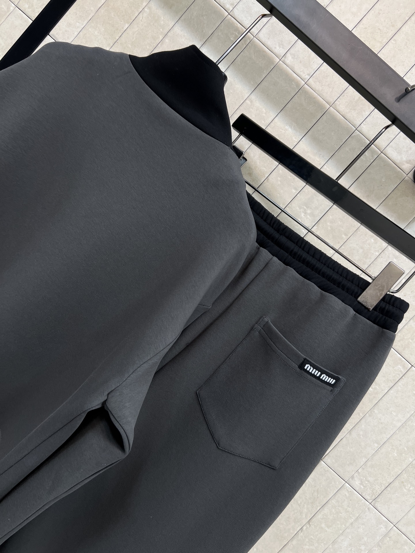 MIU家 26早春新款 灰色休闲套装 立领卫衣外套+高腰卫裤 宽松直筒设计 舒适透气棉混纺面料 日常穿搭