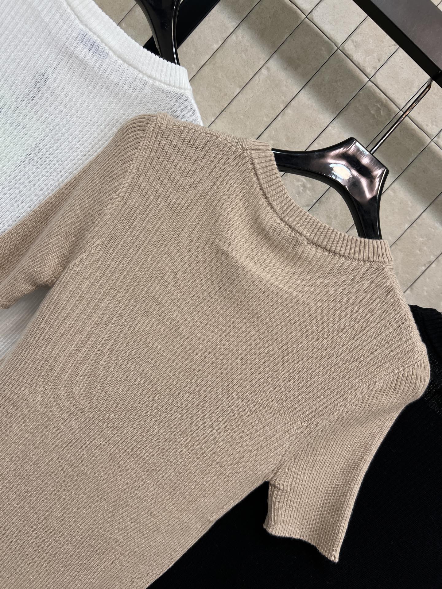 BUR家 26早春新款 骑士刺绣针织短袖衫 采用柔软棉混纺材质 贴身穿着超舒适！胸前骑士刺绣+品牌字母 