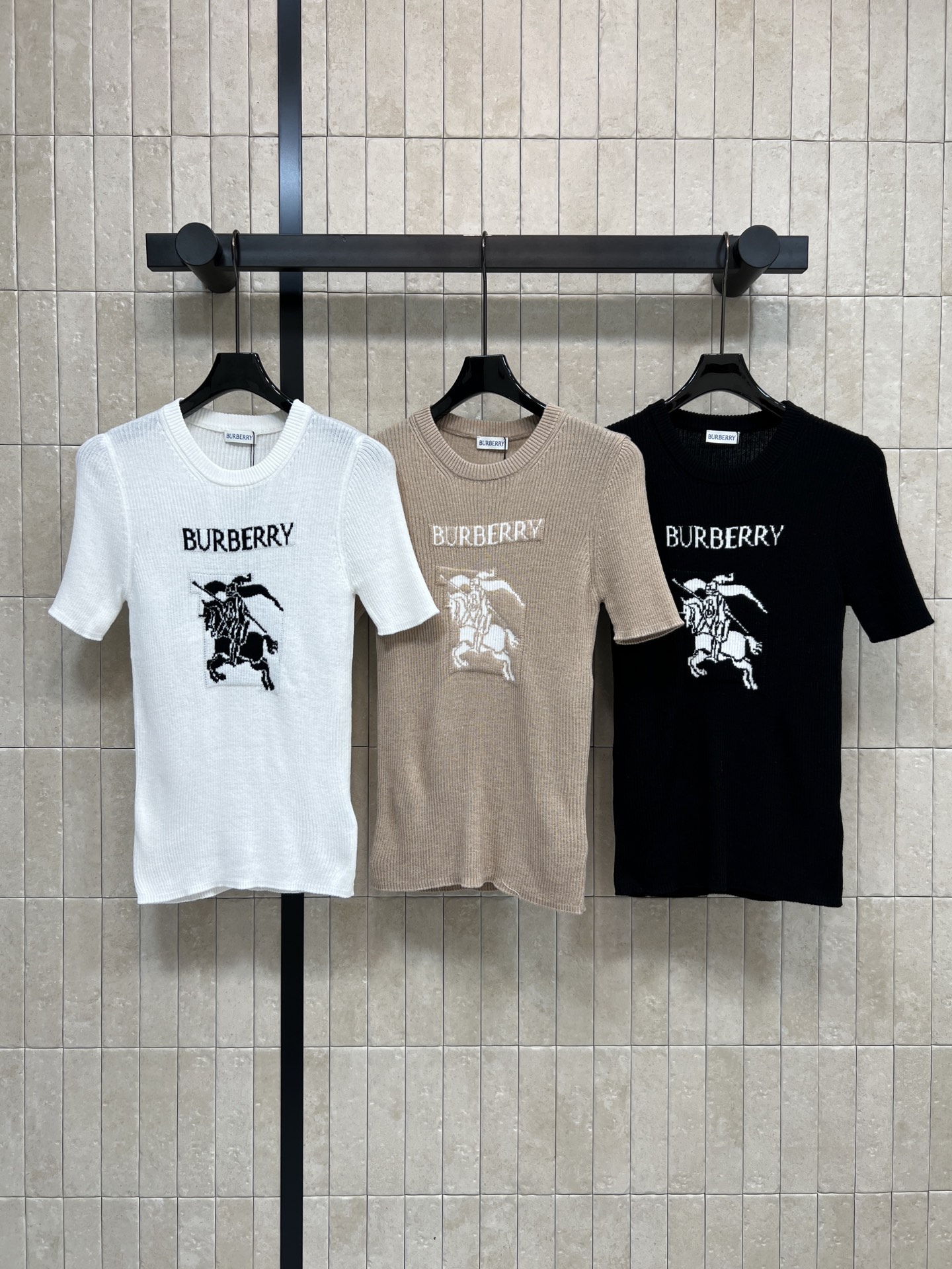 NO:697518,BUR's new 26 early spring knight embroidered knitted short-sleeved shirt is made of soft cotton blend material and is super comfortable to wear close to the body!  Knight embroidery + brand letters on the chest, full of British style, slim fit, simple and high-end, can be easily worn in daily or light formal occasions. It looks great with jeans and skirts. Easily switch between multiple styles ~ three colors and three sizes. Size/S-M-L,, burberry, skirts, jeans, T-shirt,19860909BUR家 26早春新款 骑士刺绣针织短袖衫 采用柔软棉混纺材质 贴身穿着超舒适！胸前骑士刺绣+品牌字母 英伦风满满 修身剪裁 简约又高级 日常或轻正式场合都能轻松驾驭 随手搭牛仔裤、半裙都很出彩 轻松切换多种风格~三色三码 Size/S-M-L,,burberry,skirts,jeans,T-shirt,,Women's clothing