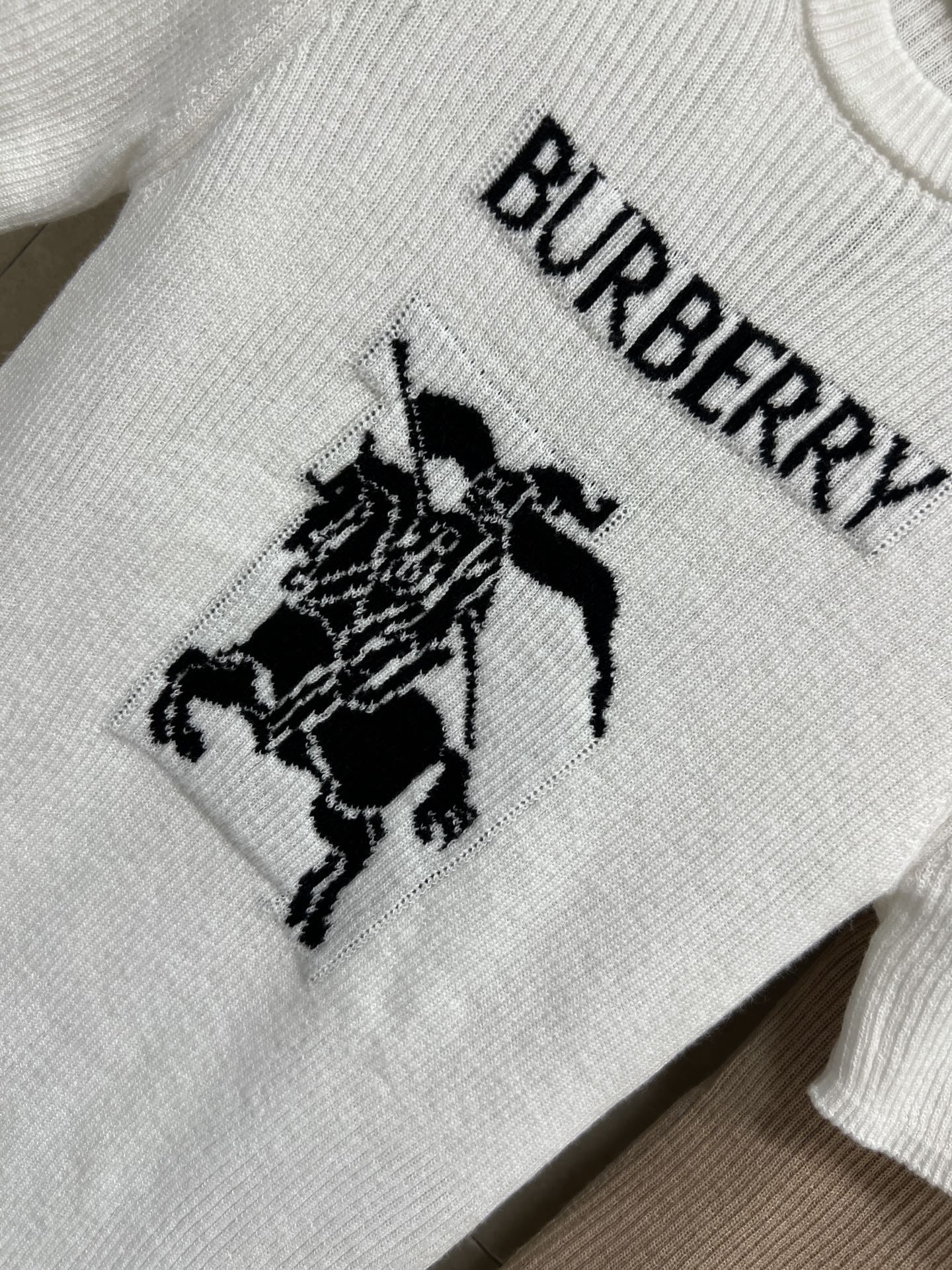 BUR家 26早春新款 骑士刺绣针织短袖衫 采用柔软棉混纺材质 贴身穿着超舒适！胸前骑士刺绣+品牌字母 