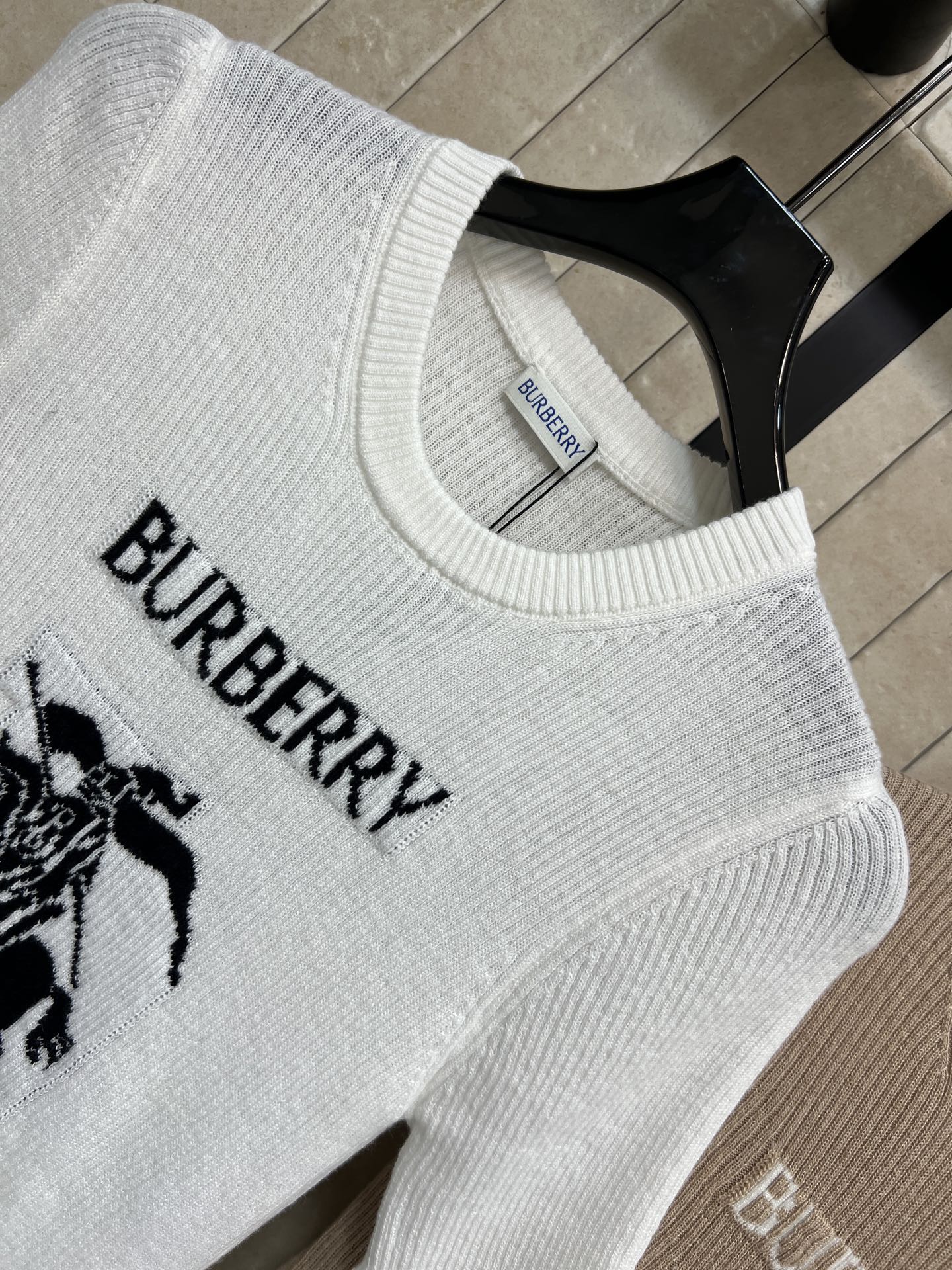 BUR家 26早春新款 骑士刺绣针织短袖衫 采用柔软棉混纺材质 贴身穿着超舒适！胸前骑士刺绣+品牌字母 