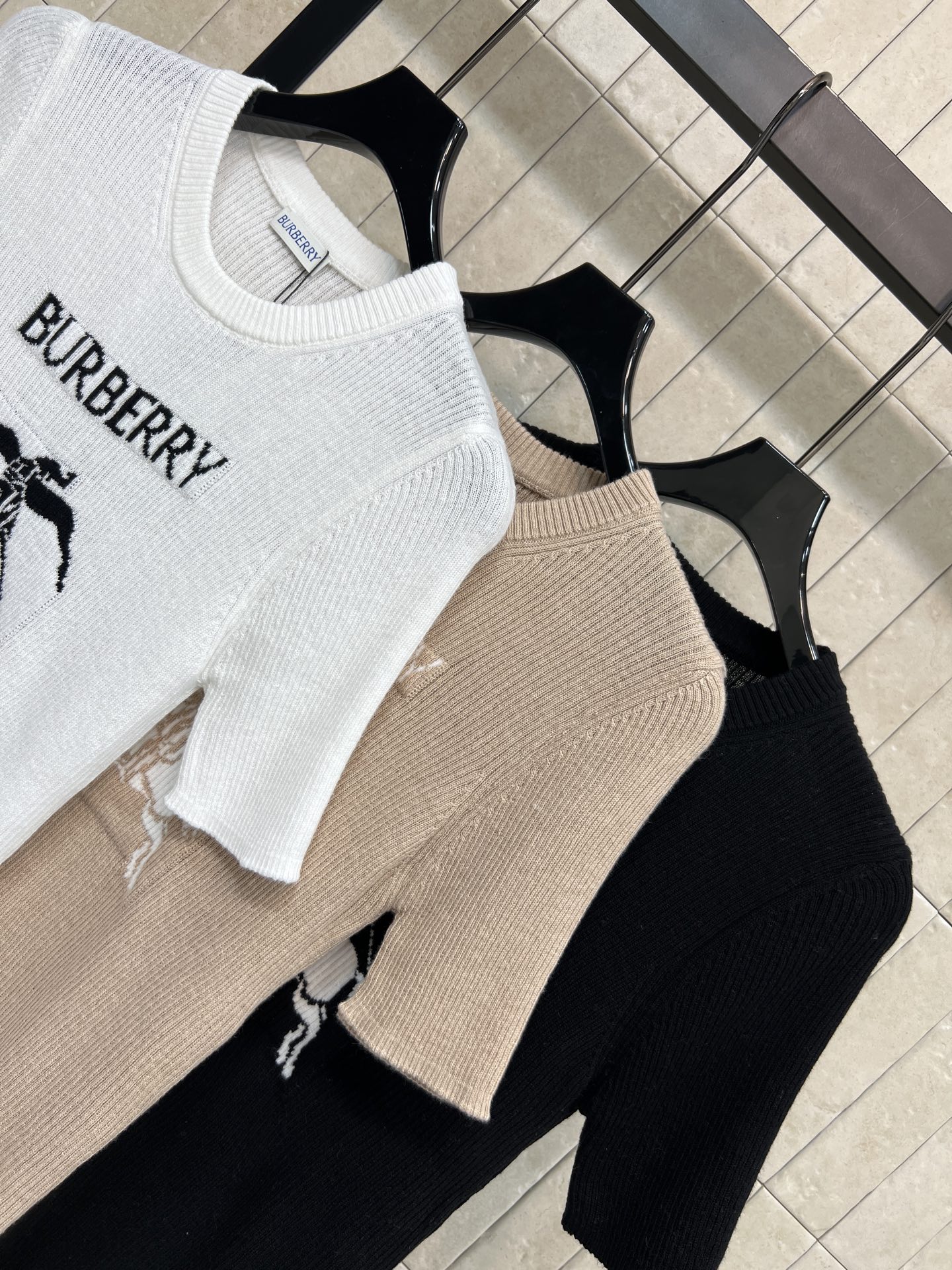 BUR家 26早春新款 骑士刺绣针织短袖衫 采用柔软棉混纺材质 贴身穿着超舒适！胸前骑士刺绣+品牌字母 