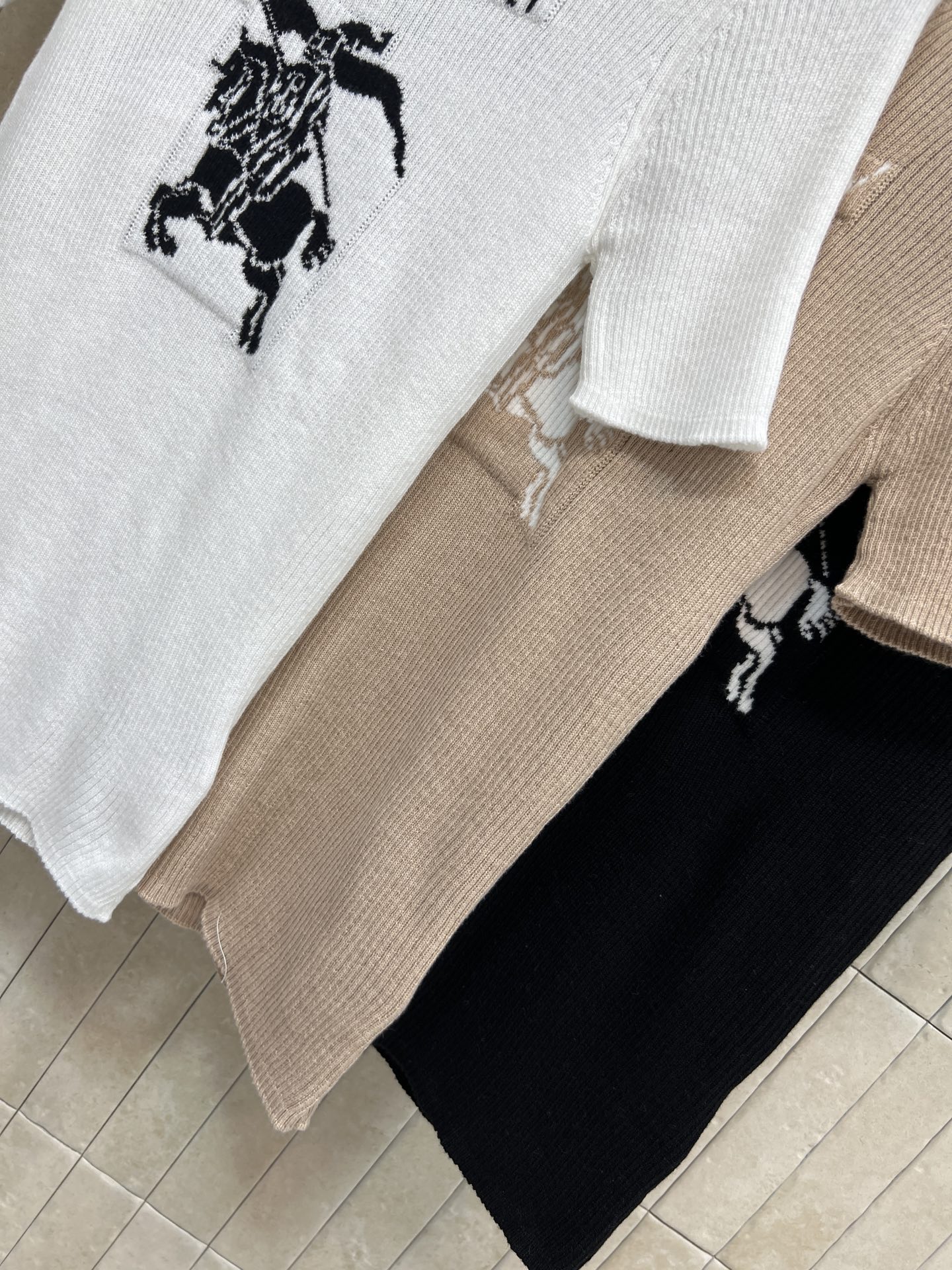 BUR家 26早春新款 骑士刺绣针织短袖衫 采用柔软棉混纺材质 贴身穿着超舒适！胸前骑士刺绣+品牌字母 