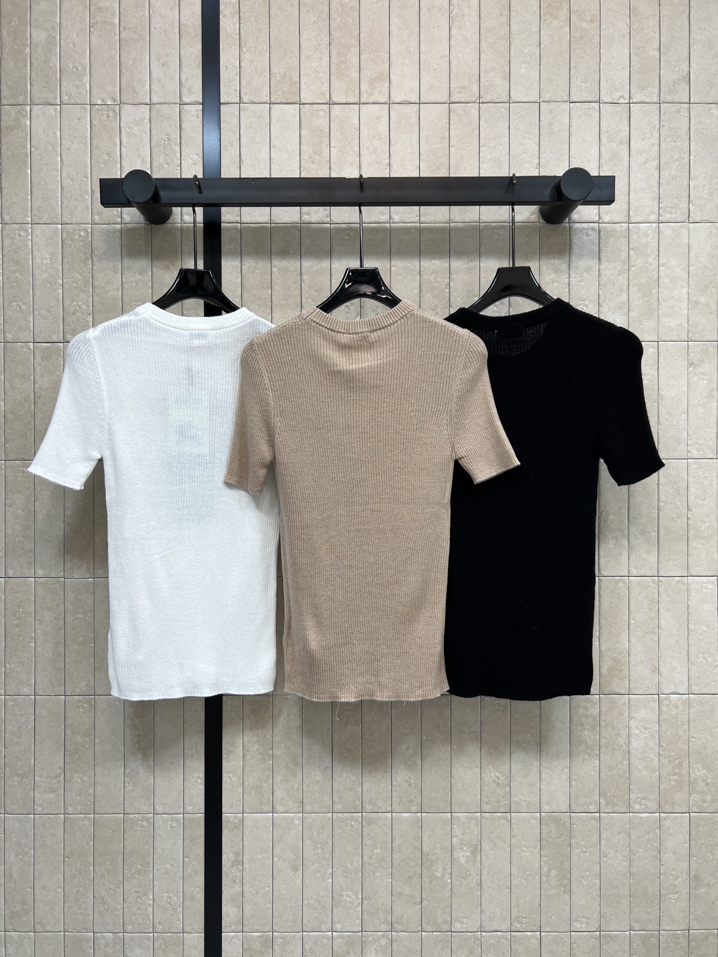 BUR家 26早春新款 骑士刺绣针织短袖衫 采用柔软棉混纺材质 贴身穿着超舒适！胸前骑士刺绣+品牌字母 