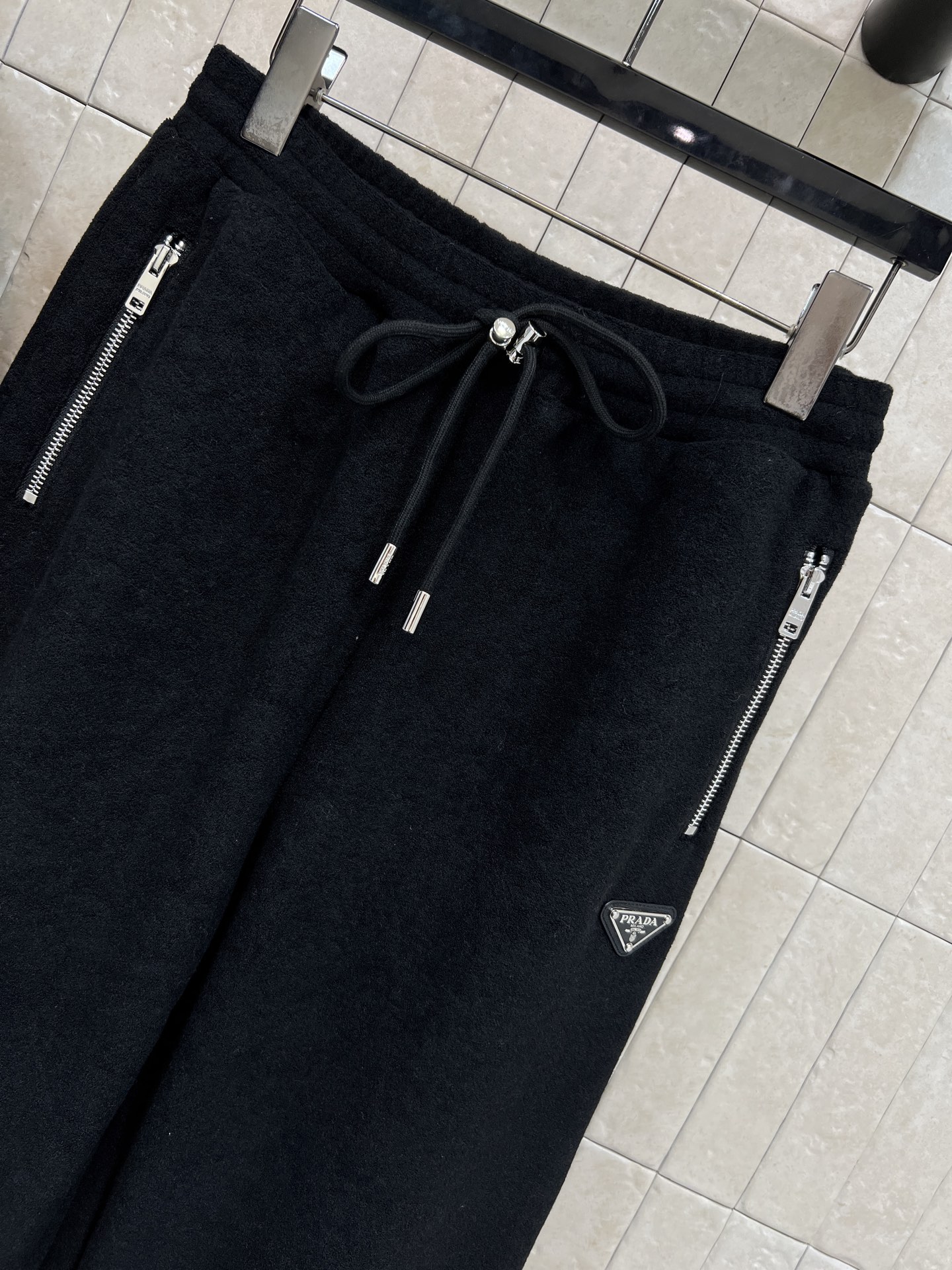 PD家 26早春新款 三角标黑色卫衣套装 连帽拉链外套+阔腿裤 一套休闲又时尚的运动套装 日常出街或户外