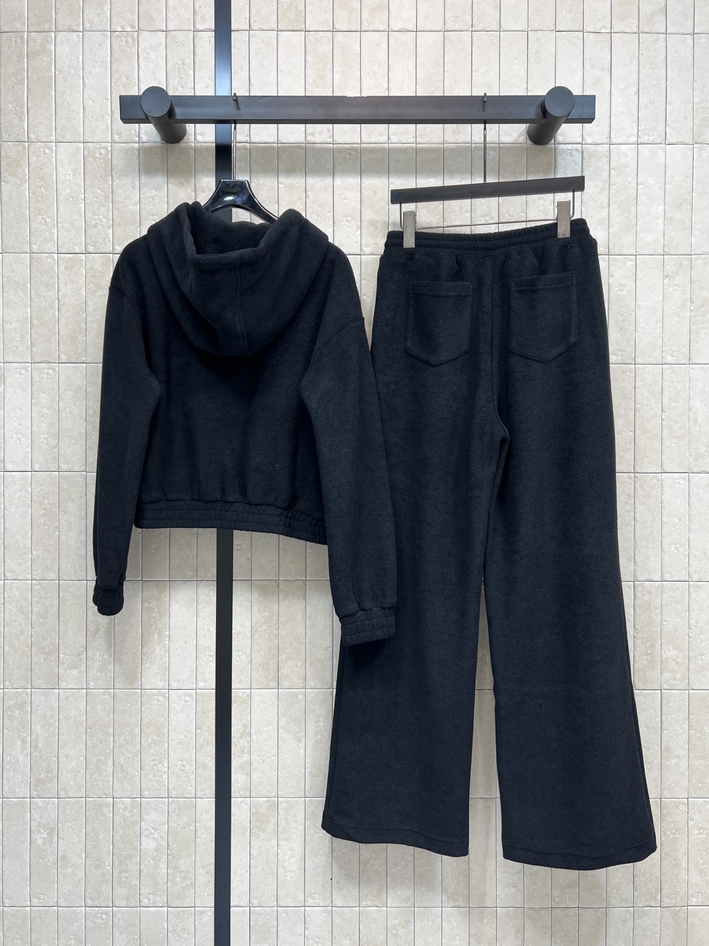 PD家 26早春新款 三角标黑色卫衣套装 连帽拉链外套+阔腿裤 一套休闲又时尚的运动套装 日常出街或户外