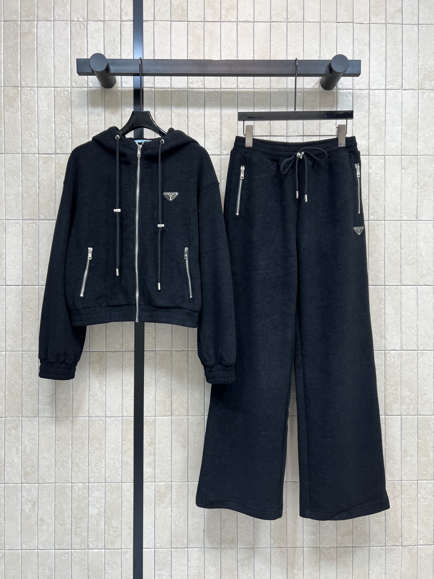 NO:697523,PD Home's 26 early spring new style, black sweatshirt suit with triangle logo, hooded zipper jacket + wide-leg pants, a casual and fashionable sports suit, suitable for daily street or outdoor use. The overall low-key luxury, comfortable and fashionable, easy to create a high-end look!  Three sizes in one color Size/S-M-L,,dior,hoodie,sweatshirts,jackets & coats,hats,19860909PD家 26早春新款 三角标黑色卫衣套装 连帽拉链外套+阔腿裤 一套休闲又时尚的运动套装 日常出街或户外都很适合 整体低调奢华 舒适又时髦 轻松打造高级感穿搭！一色三码 Size/S-M-L,,dior,hoodie,sweatshirts,jackets & coats,hats,,Women's clothing