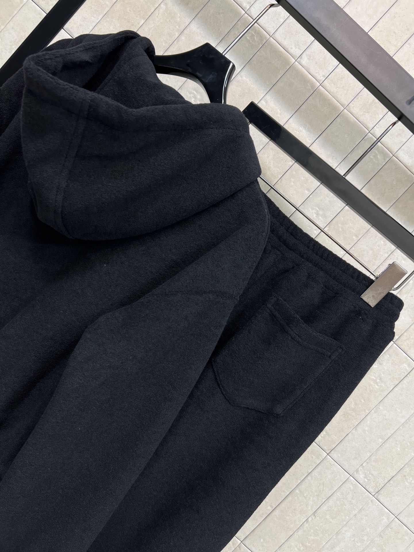 PD家 26早春新款 三角标黑色卫衣套装 连帽拉链外套+阔腿裤 一套休闲又时尚的运动套装 日常出街或户外