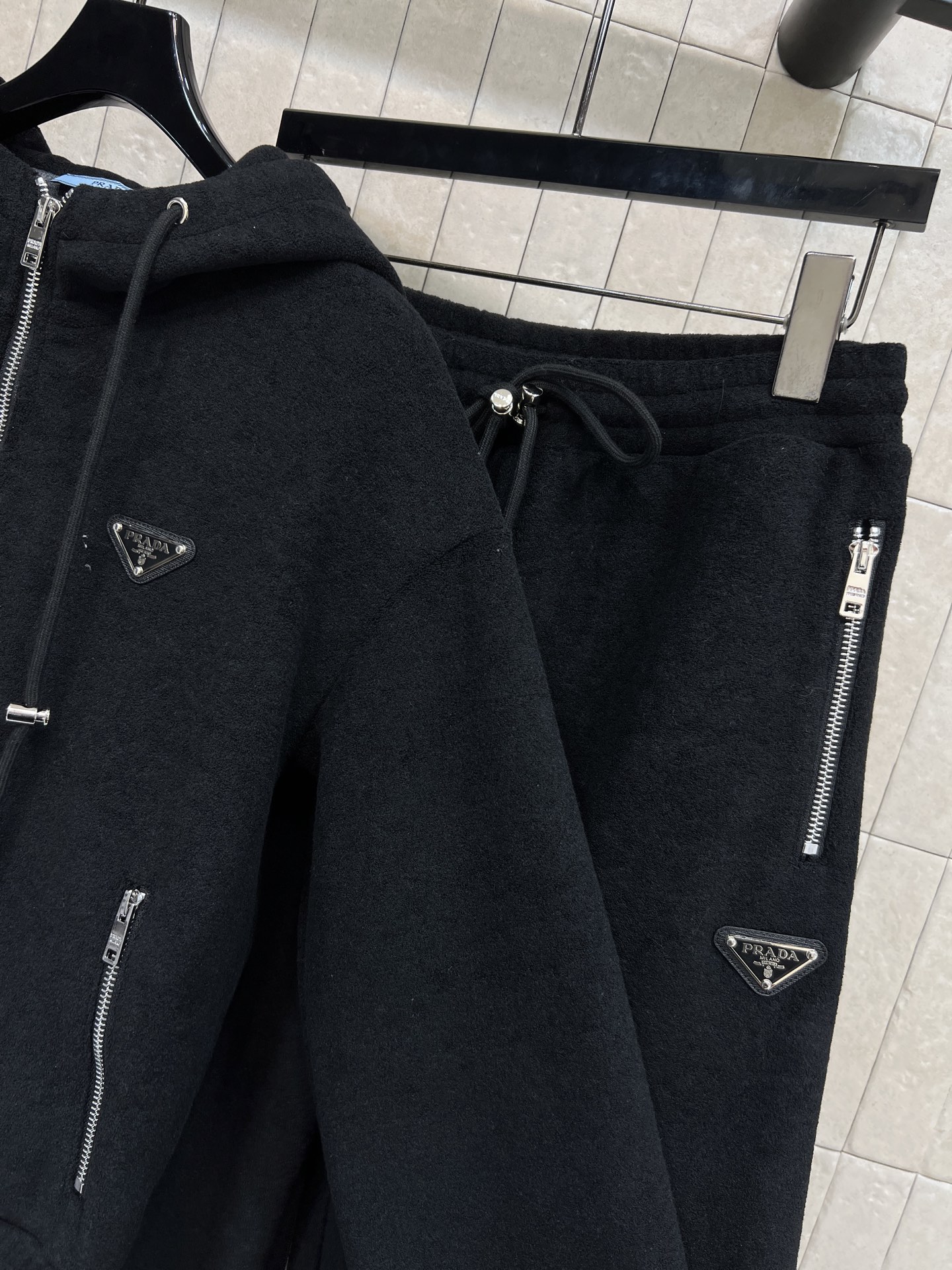 PD家 26早春新款 三角标黑色卫衣套装 连帽拉链外套+阔腿裤 一套休闲又时尚的运动套装 日常出街或户外