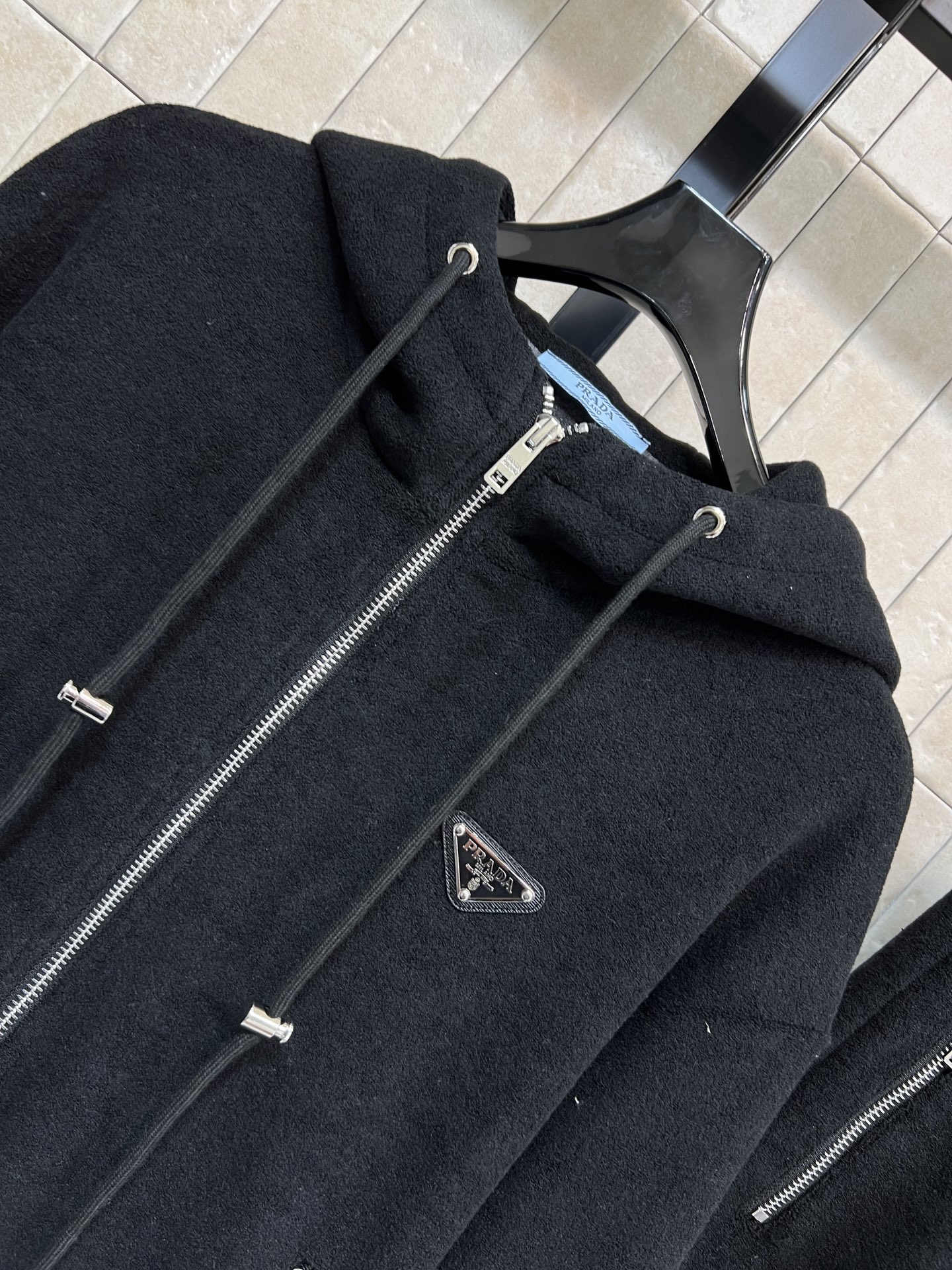 PD家 26早春新款 三角标黑色卫衣套装 连帽拉链外套+阔腿裤 一套休闲又时尚的运动套装 日常出街或户外