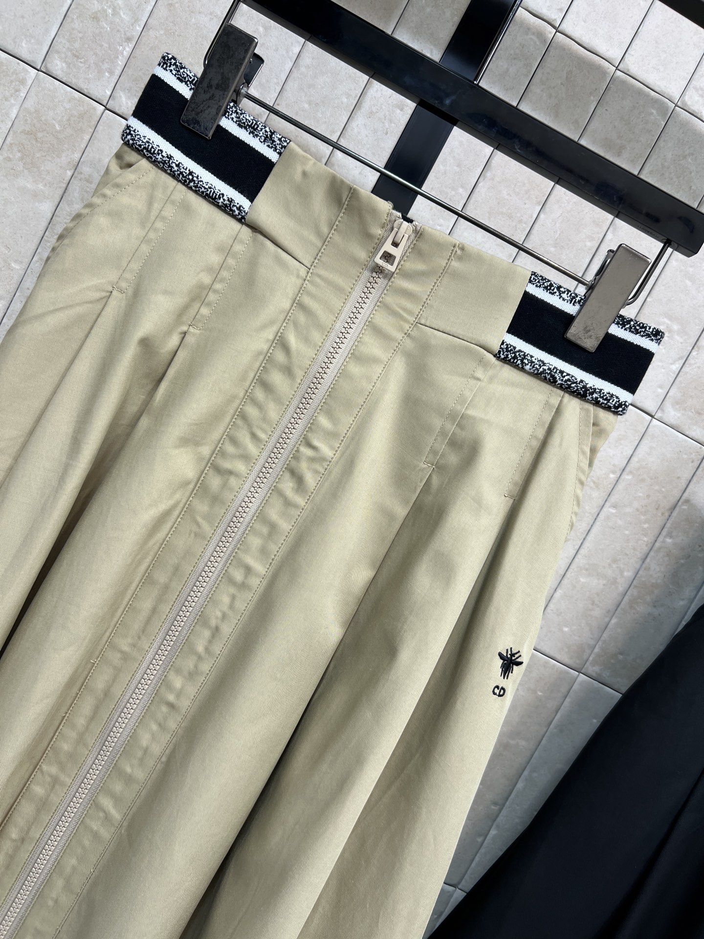 D家 26早春新款 高腰A字半身裙 春夏穿超合适！logo松紧腰设计+遮胯剪裁 显瘦又修饰腿型 梨形身材