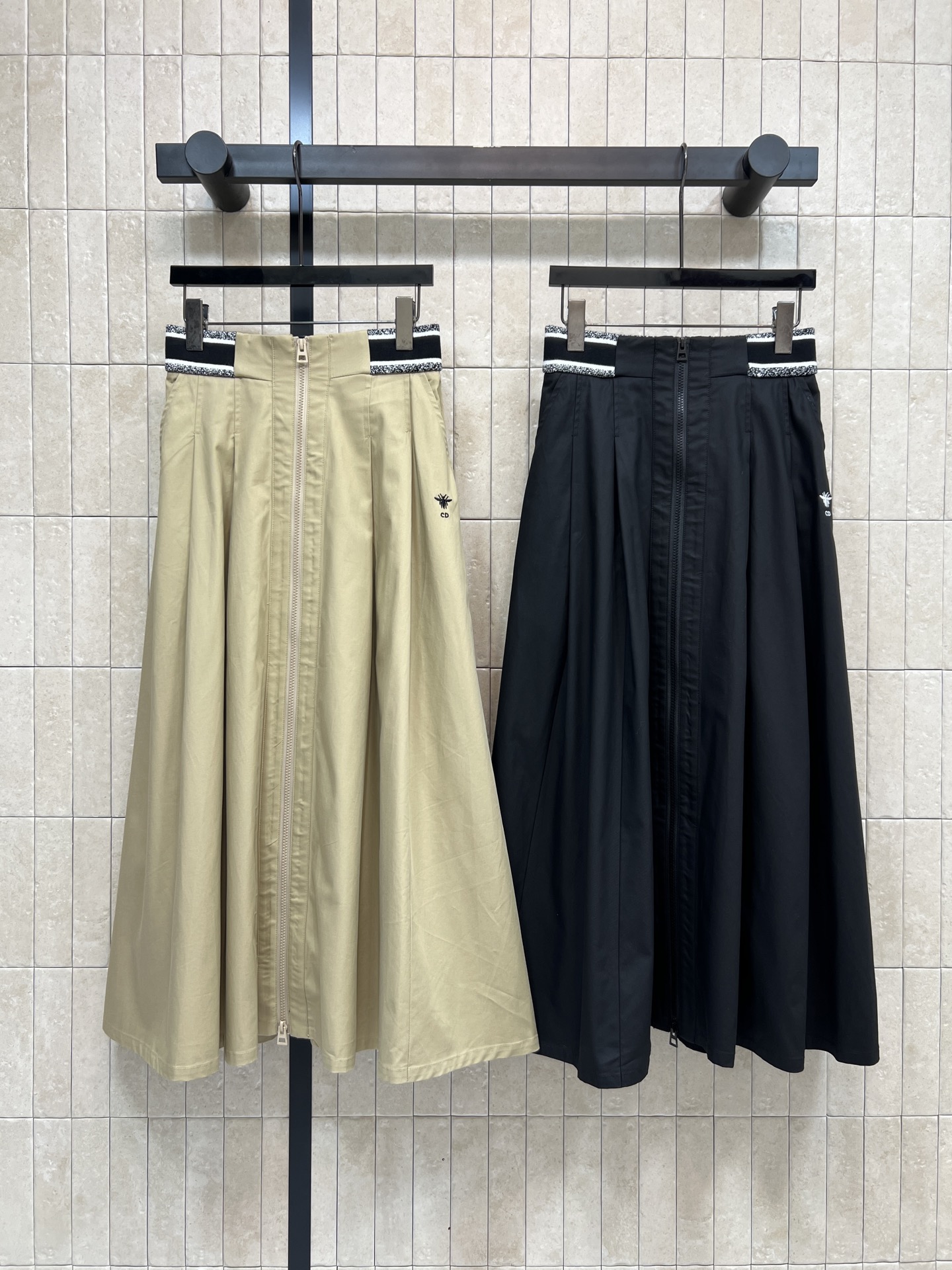 D家 26早春新款 高腰A字半身裙 春夏穿超合适！logo松紧腰设计+遮胯剪裁 显瘦又修饰腿型 梨形身材