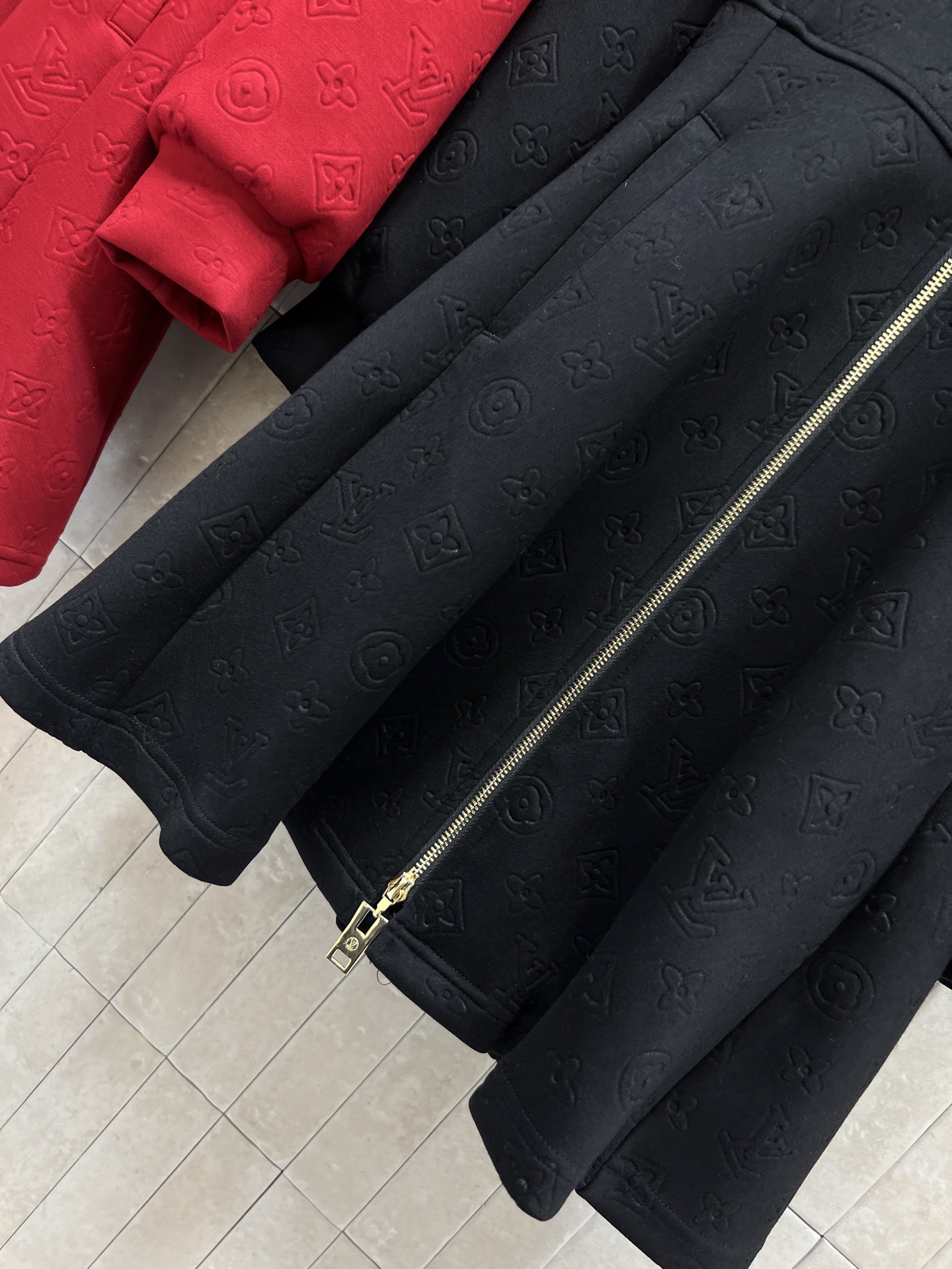 L家 26早春新款 老花提花连帽拉链连衣裙 满印老花压纹 设计 质感满分！金属logo圆形拉链头 细节超