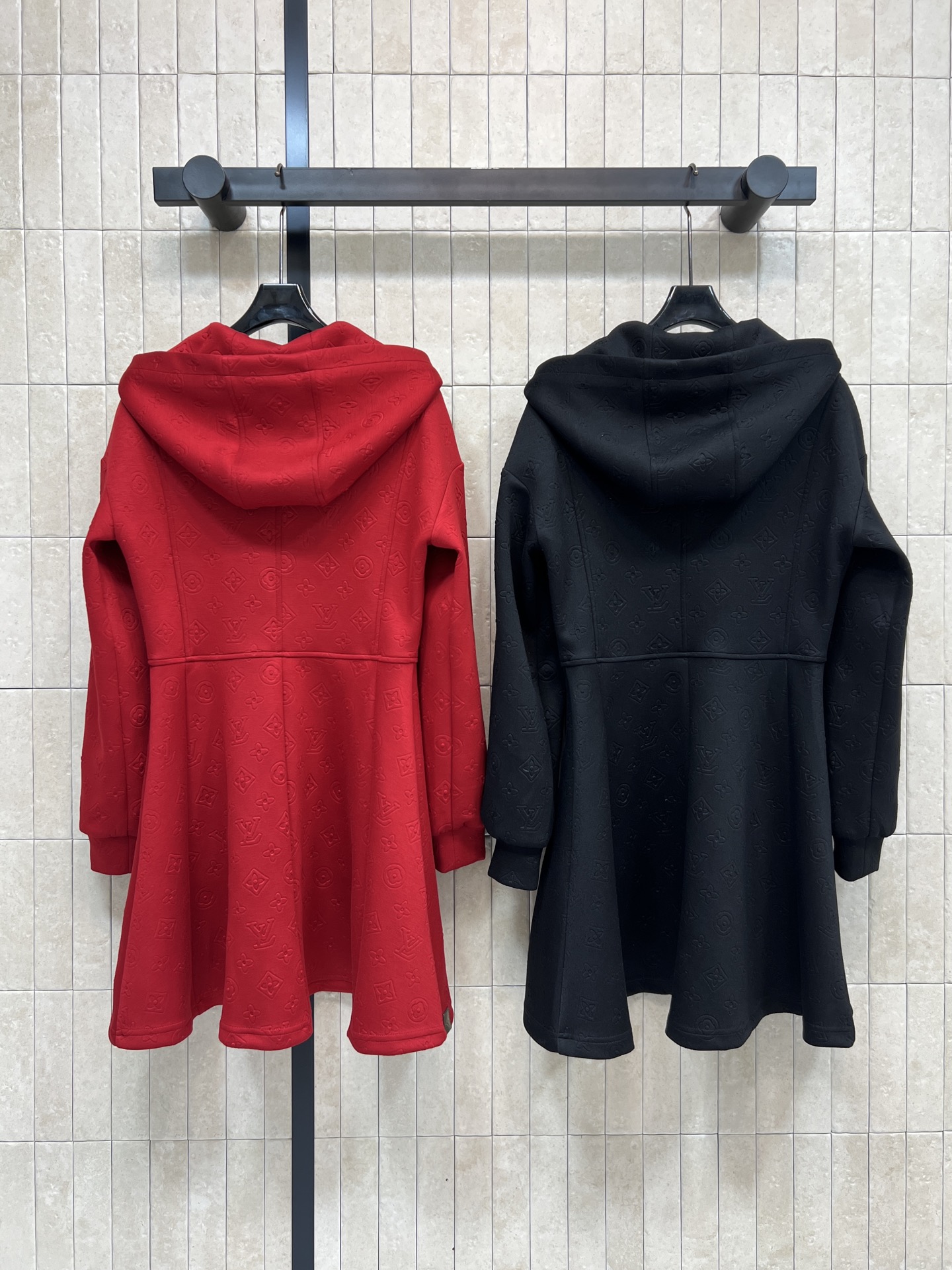 L家 26早春新款 老花提花连帽拉链连衣裙 满印老花压纹 设计 质感满分！金属logo圆形拉链头 细节超