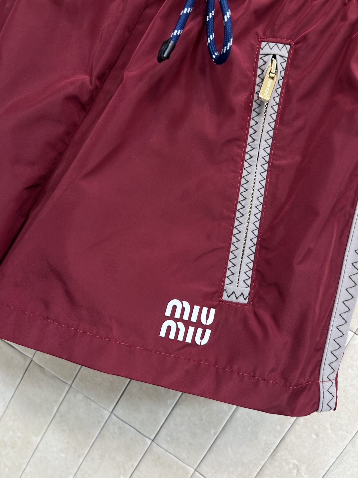 MIU家 26早春新款 酒红色尼龙短裤 轻便速干面料 夏天穿超舒服！两侧灰色条纹装饰 运动感满满 细节超