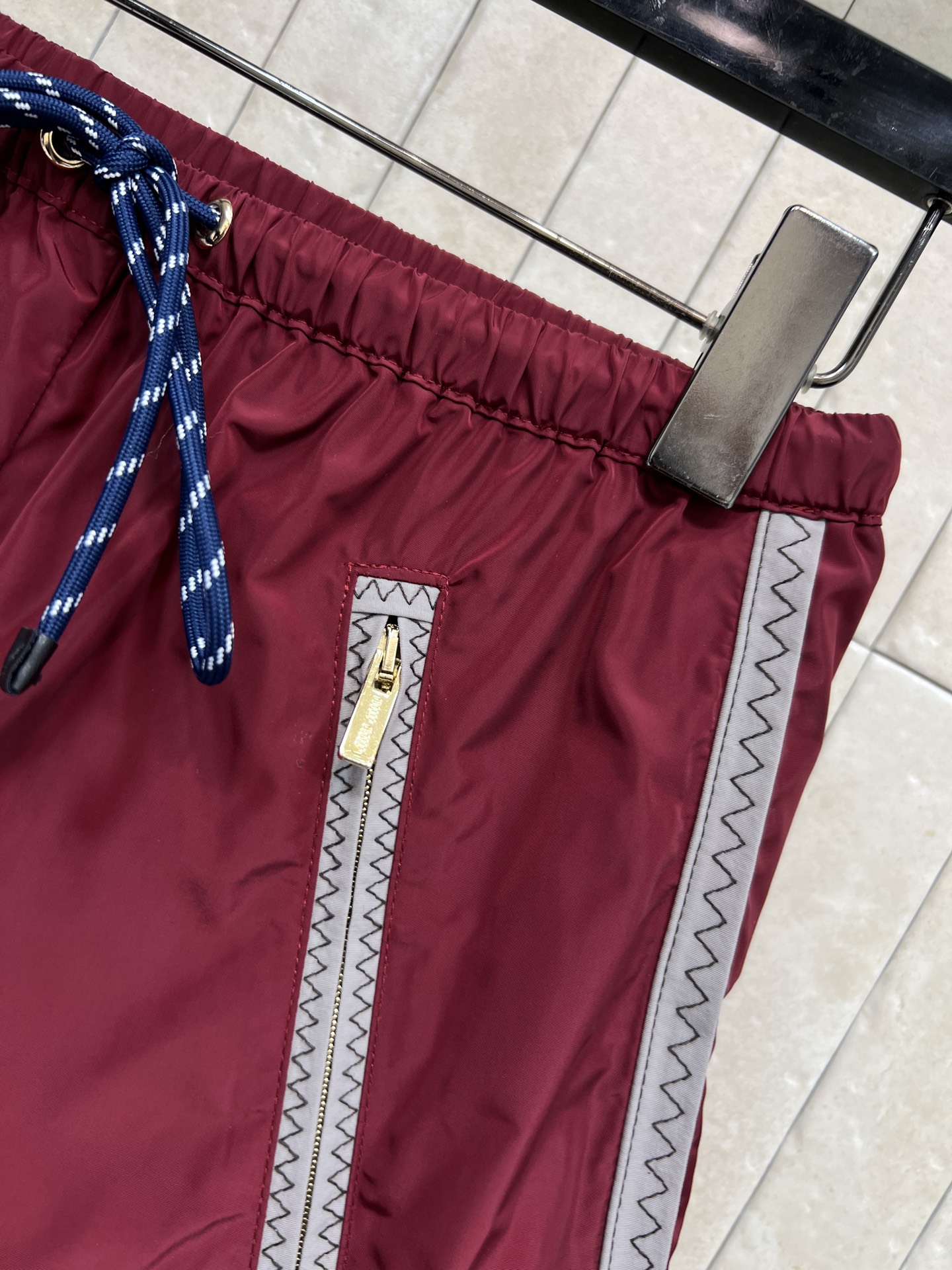 MIU家 26早春新款 酒红色尼龙短裤 轻便速干面料 夏天穿超舒服！两侧灰色条纹装饰 运动感满满 细节超