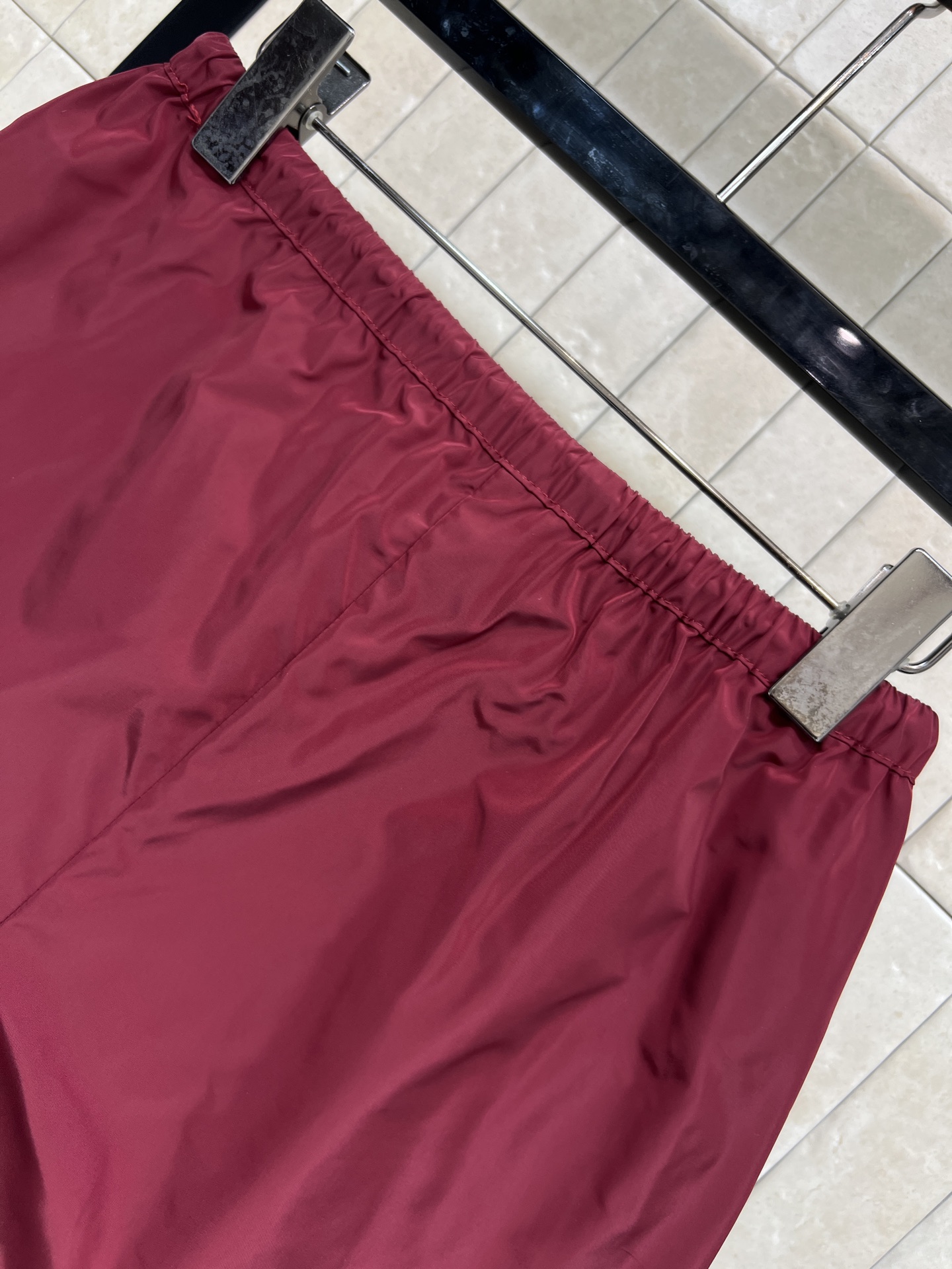 MIU家 26早春新款 酒红色尼龙短裤 轻便速干面料 夏天穿超舒服！两侧灰色条纹装饰 运动感满满 细节超