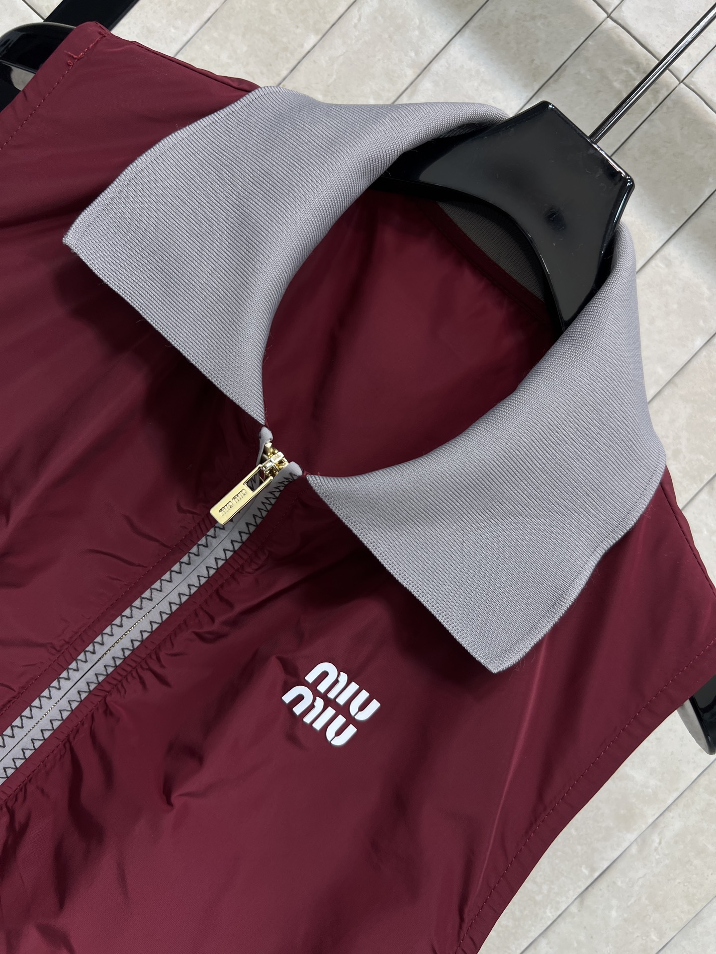 MIU家 26早春新款 酒红色马甲 轻便速干面料轻薄柔软 穿着舒适透气 灰色翻领+下摆撞色抽绳 层次感满