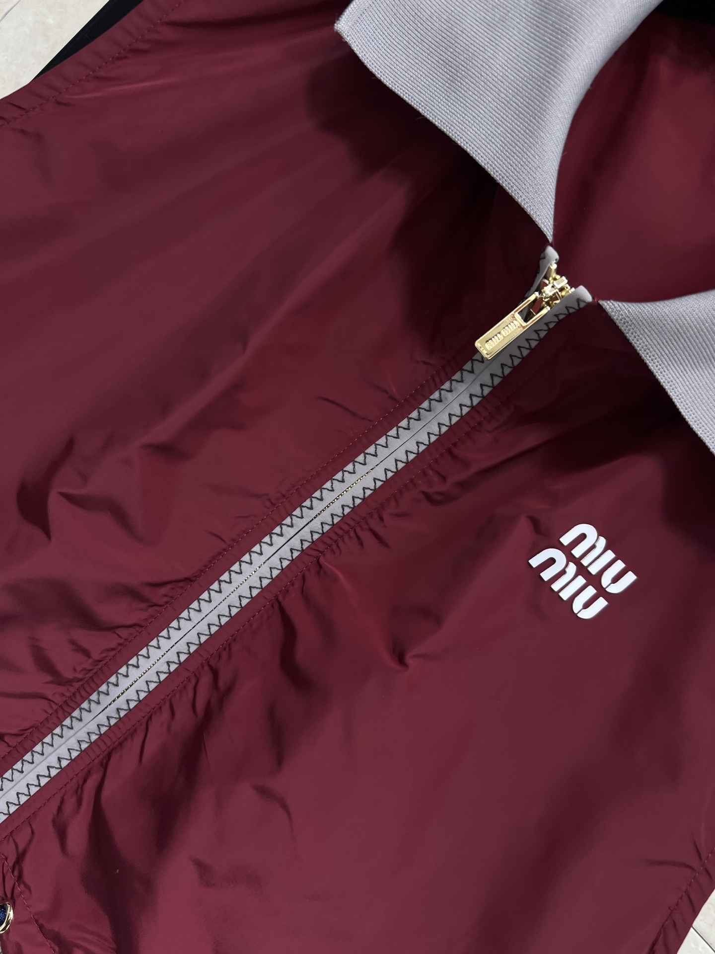 MIU家 26早春新款 酒红色马甲 轻便速干面料轻薄柔软 穿着舒适透气 灰色翻领+下摆撞色抽绳 层次感满