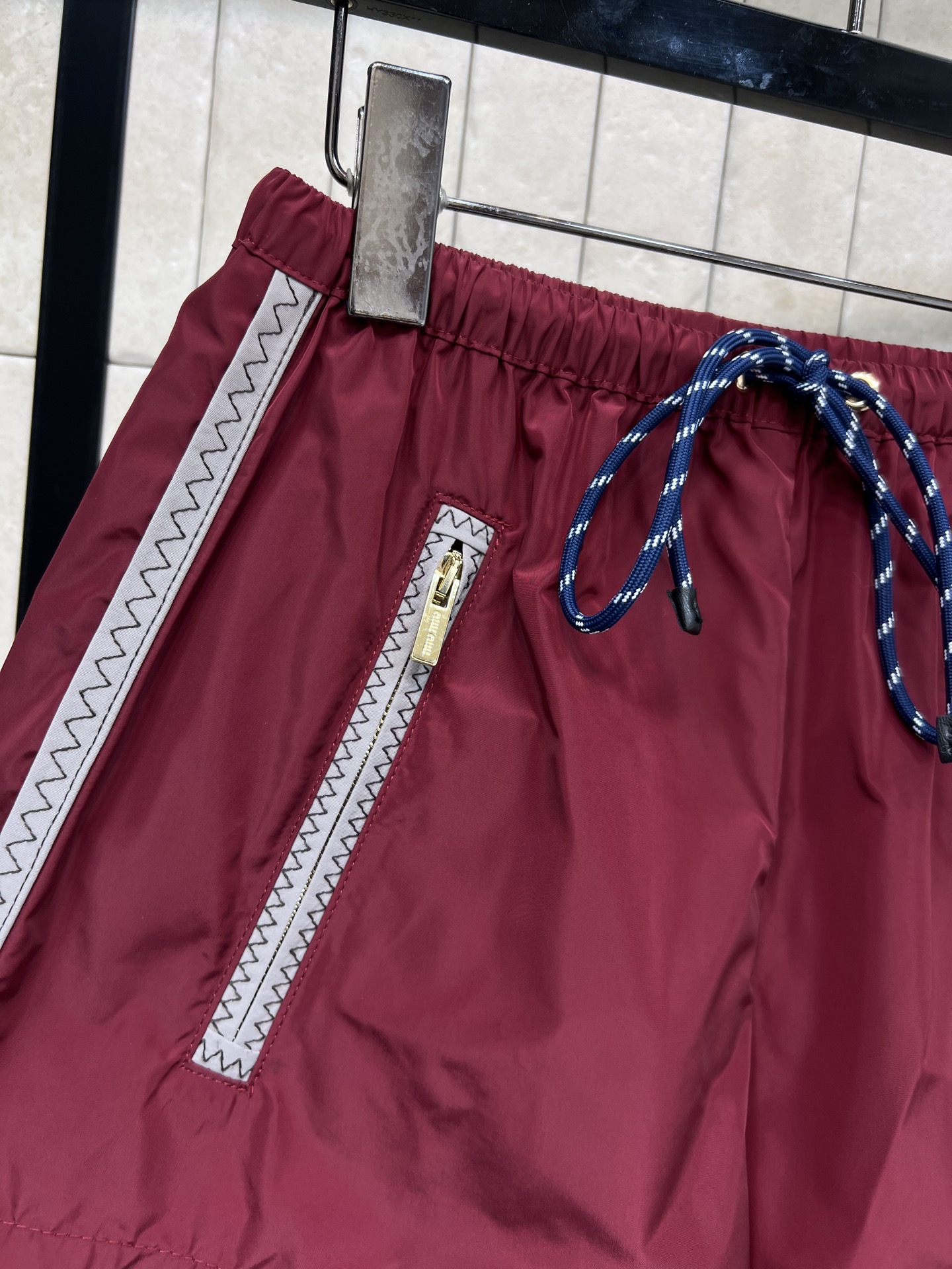 MIU家 26早春新款 酒红色尼龙短裤 轻便速干面料 夏天穿超舒服！两侧灰色条纹装饰 运动感满满 细节超