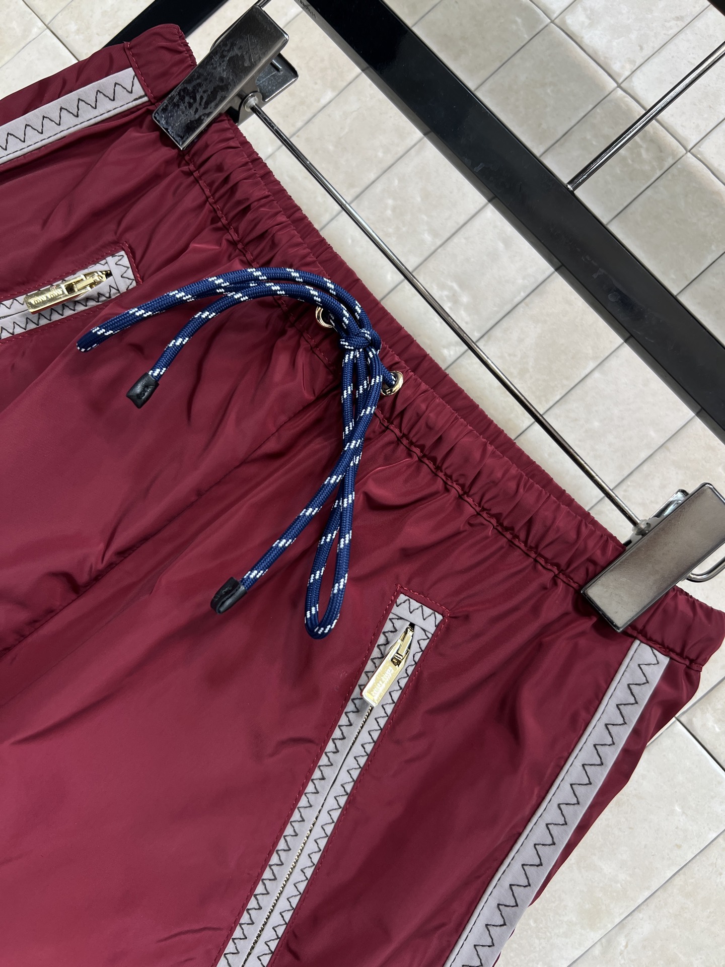 MIU家 26早春新款 酒红色尼龙短裤 轻便速干面料 夏天穿超舒服！两侧灰色条纹装饰 运动感满满 细节超