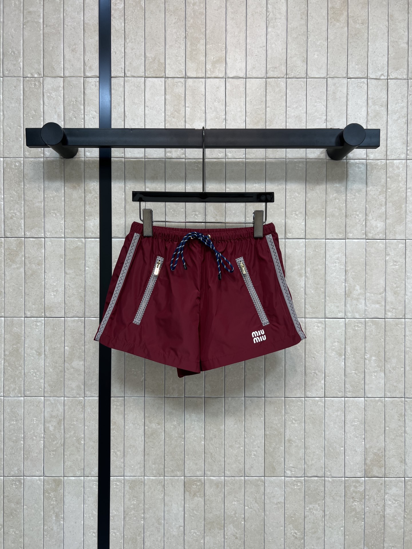 NO:697531,MIU's 26 early spring new style burgundy nylon shorts, lightweight and quick-drying fabric, super comfortable to wear in summer!  The gray stripes on both sides are decorated with a sporty feel. Extra details. The drawstring design at the waist is adjustable. Suitable for all body types. The logo on the trouser legs has a full sense of brand. It can be easily managed for daily leisure, sports and vacation. Pair it with a jacket or sneakers of the same series. It is easy to get a dynamic look! Three sizes in one color. Size/S-M-L,,miumiu,sneakers,shorts,jackets & coats,19860909MIU家 26早春新款 酒红色尼龙短裤 轻便速干面料 夏天穿超舒服！两侧灰色条纹装饰 运动感满满 细节超加分 腰部抽绳设计 松紧可调 适合各种身材 裤脚logo标志 品牌感十足 日常休闲、运动、度假都能轻松驾驭 搭配同系列外套或运动鞋 活力造型轻松get!一色三码 Size/S-M-L,,miumiu,sneakers,shorts,jackets & coats,,Women's clothing