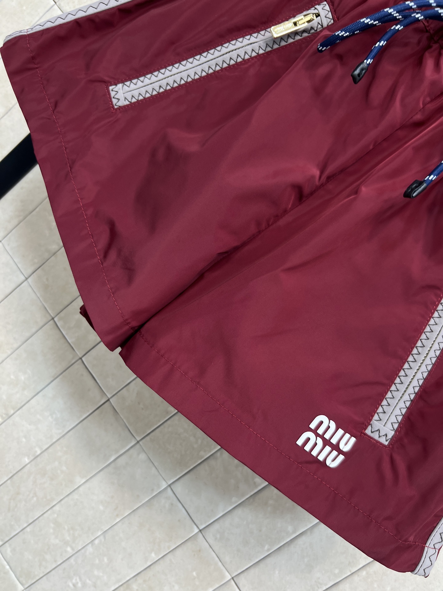 MIU家 26早春新款 酒红色尼龙短裤 轻便速干面料 夏天穿超舒服！两侧灰色条纹装饰 运动感满满 细节超