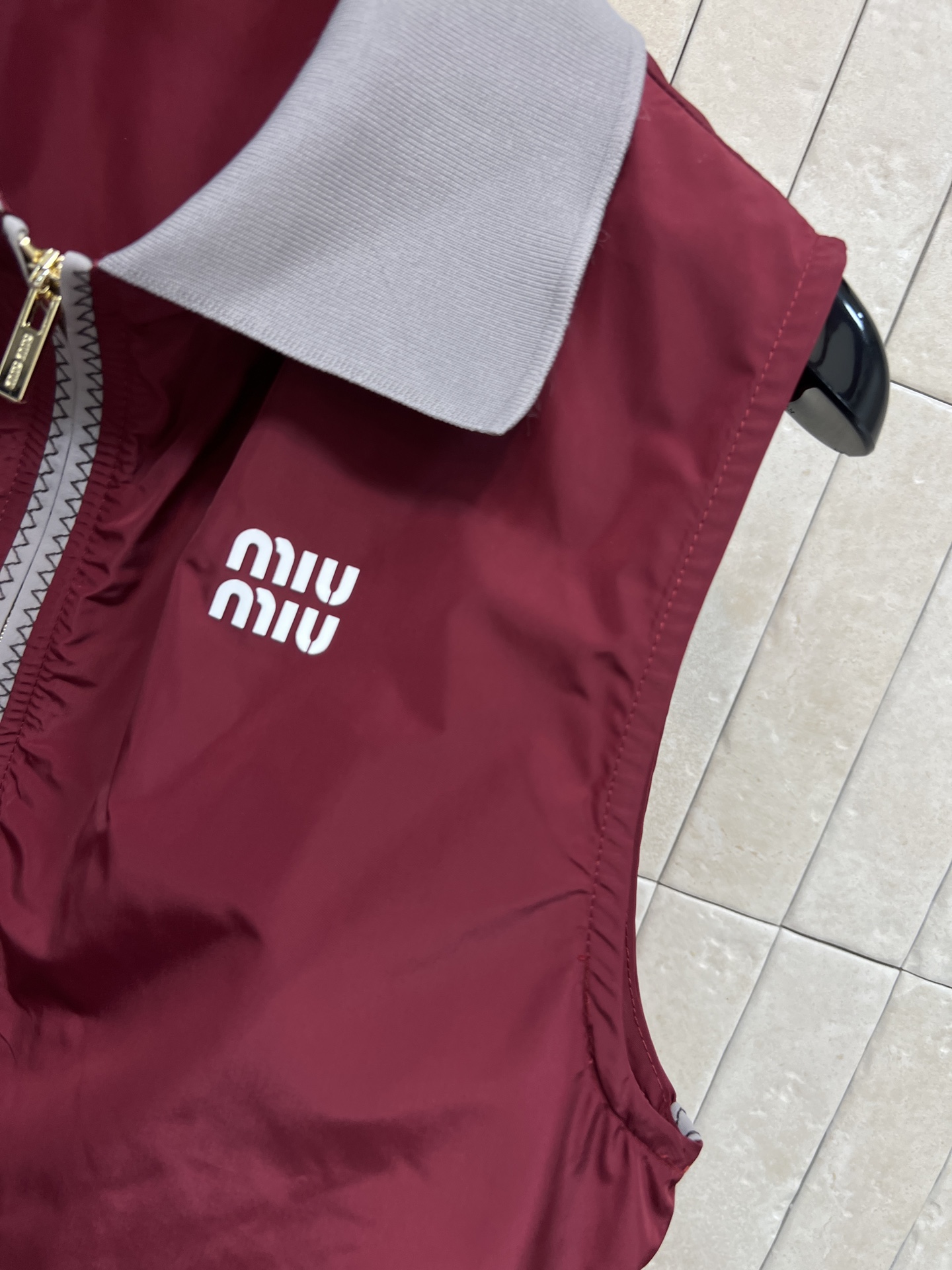 MIU家 26早春新款 酒红色马甲 轻便速干面料轻薄柔软 穿着舒适透气 灰色翻领+下摆撞色抽绳 层次感满