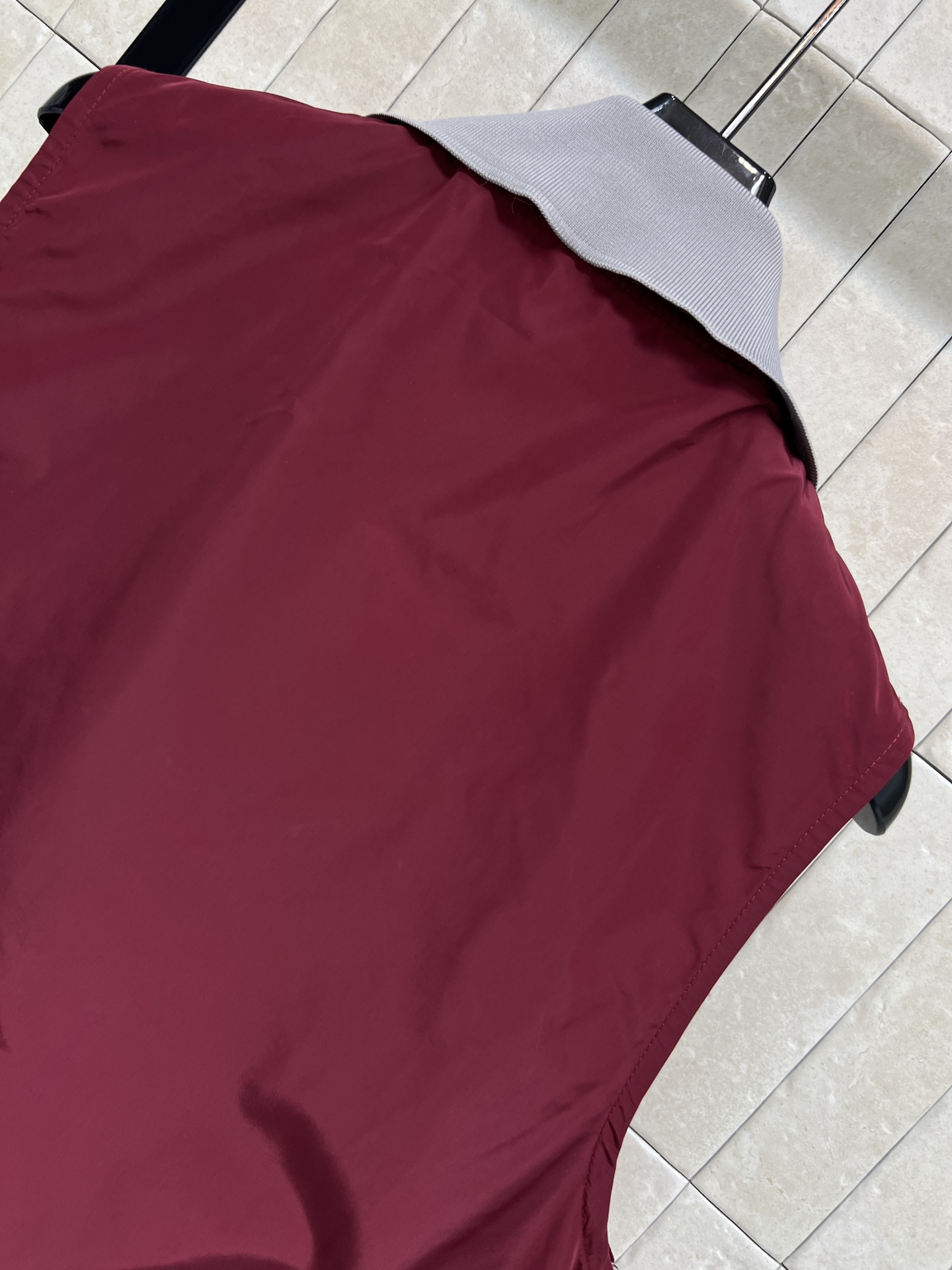 MIU家 26早春新款 酒红色马甲 轻便速干面料轻薄柔软 穿着舒适透气 灰色翻领+下摆撞色抽绳 层次感满